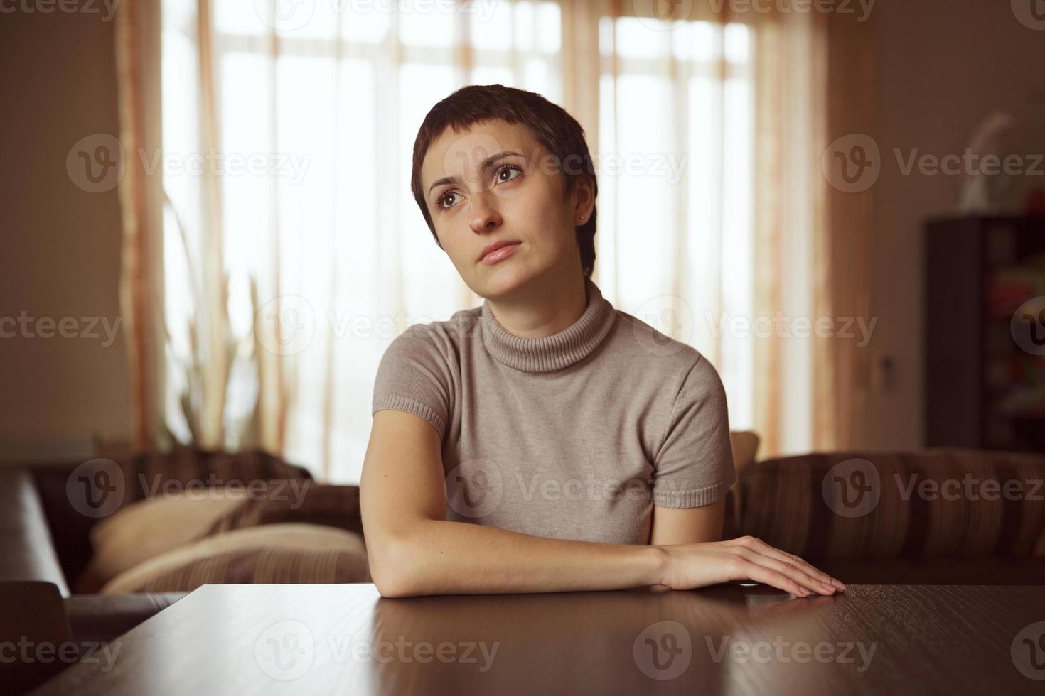 dromerige jonge vrouw foto