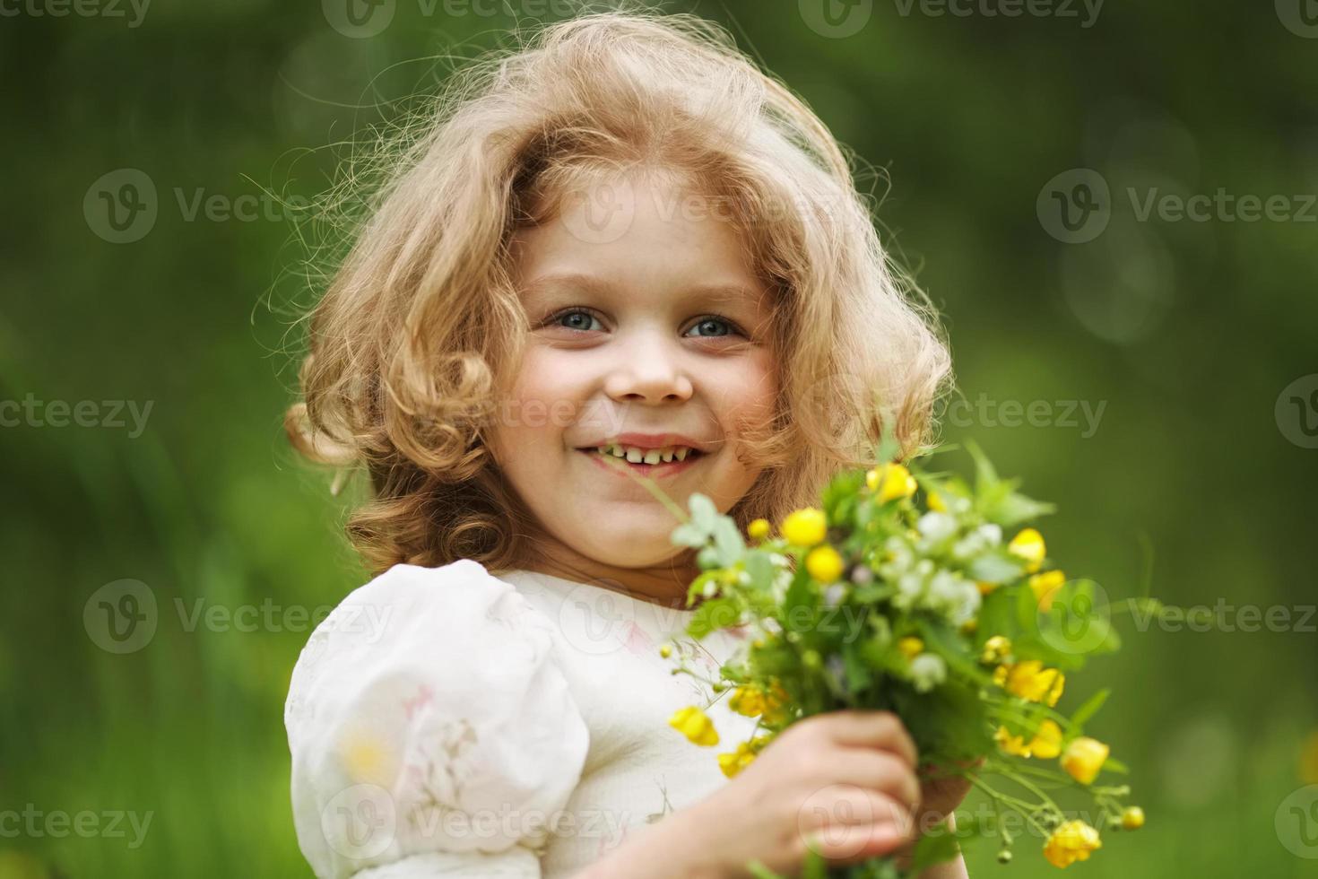blij meisje met een boeket bloemen foto