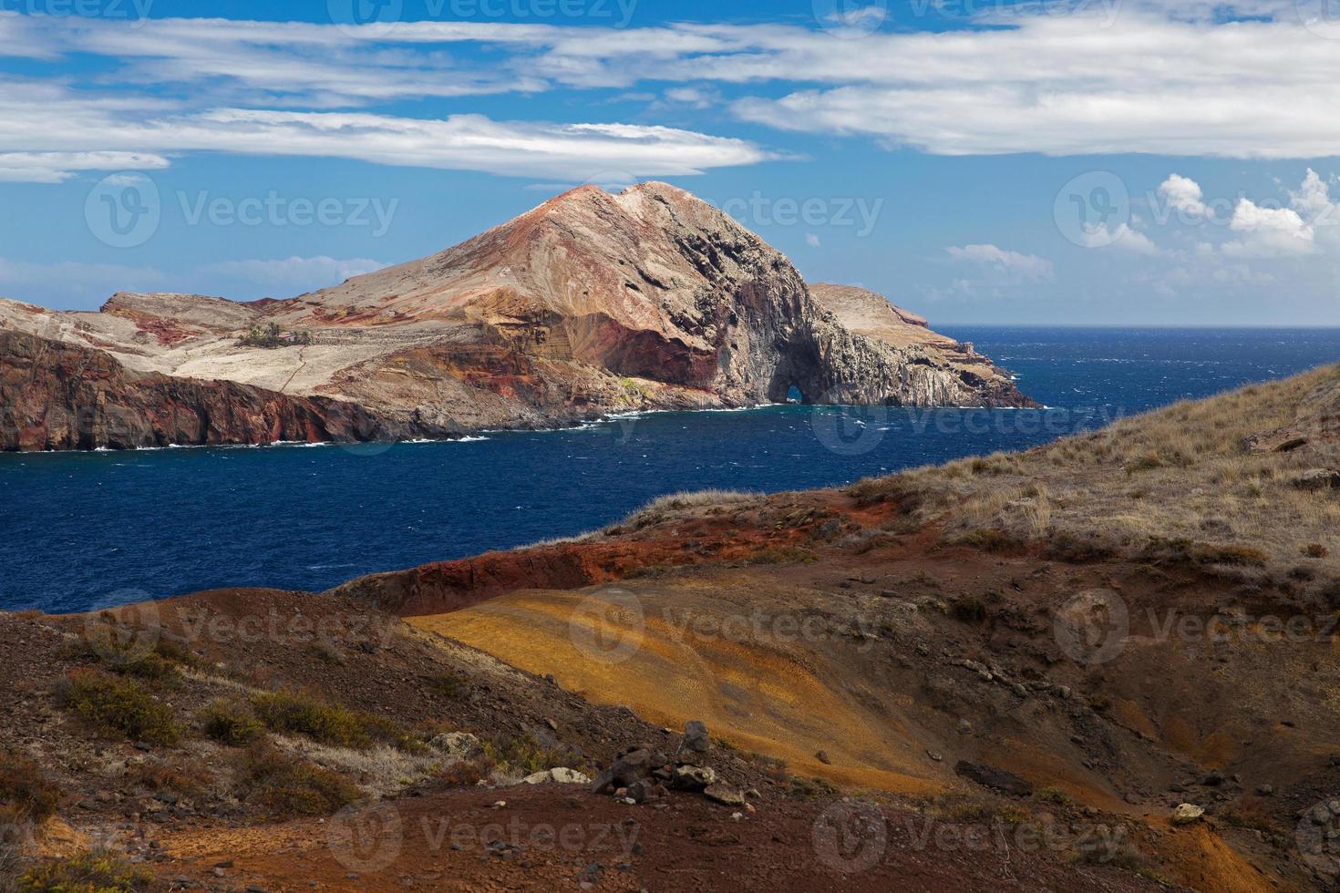 oceaankust met bergen aan de kust foto