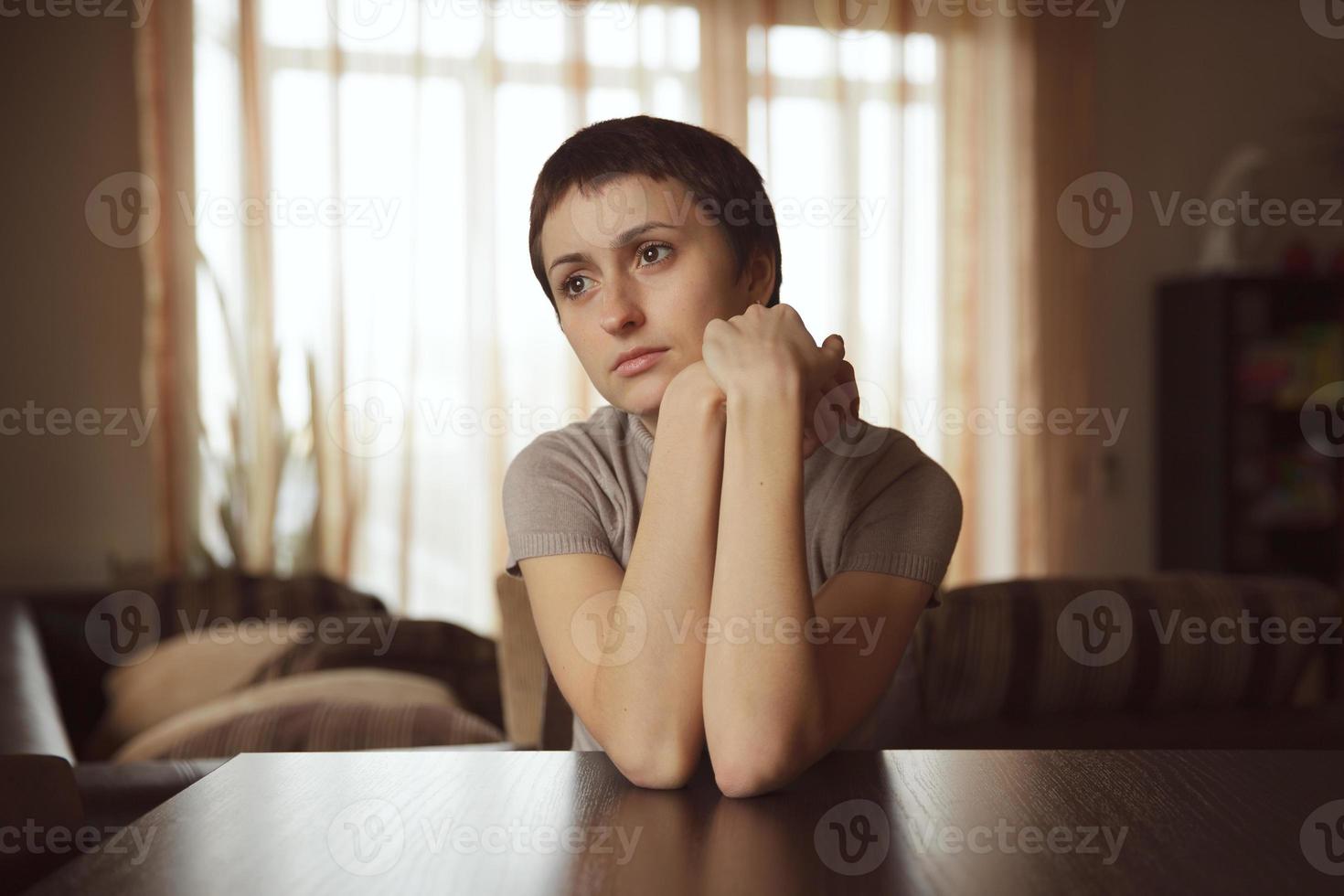 mooie schattige vrouw zittend aan een tafel foto