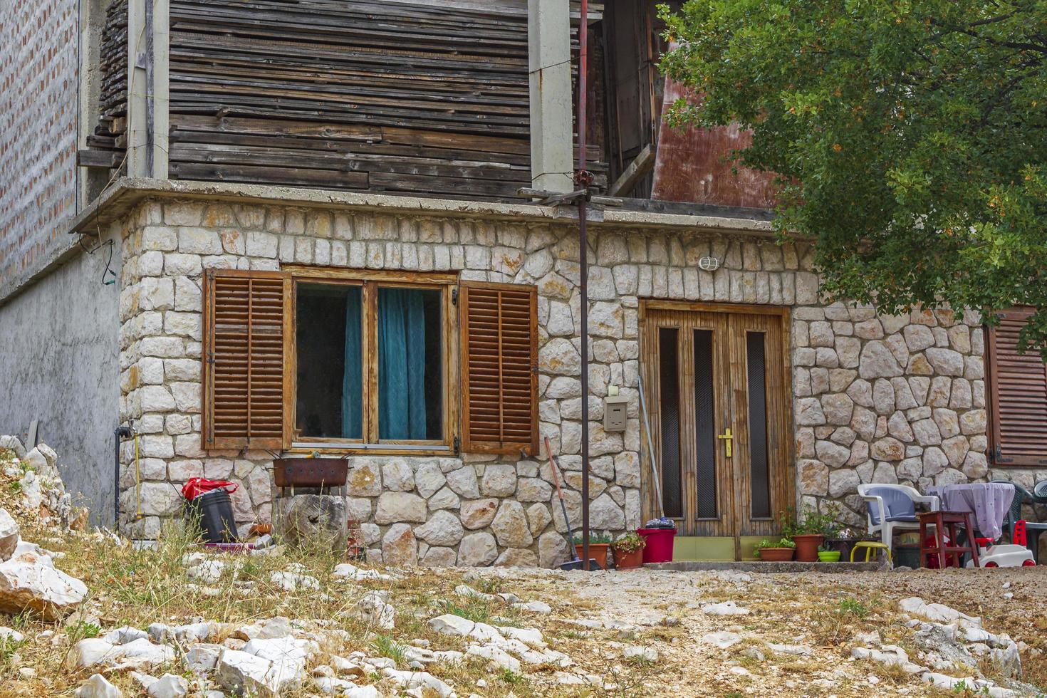 typisch stenen huis met tuin in kroatië. foto