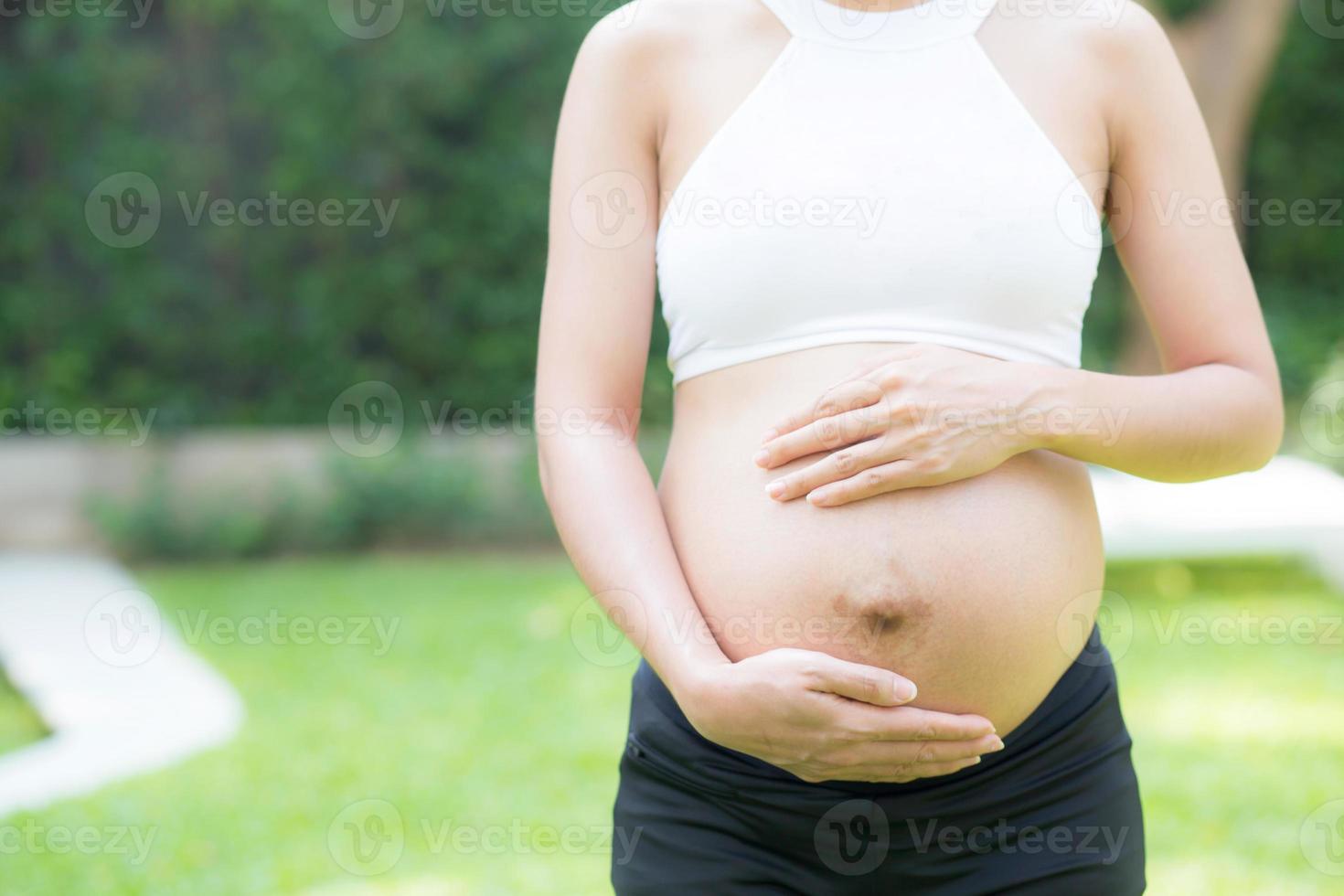 zwanger van portret Aziatische jonge vrouw ontspannen in het park. foto