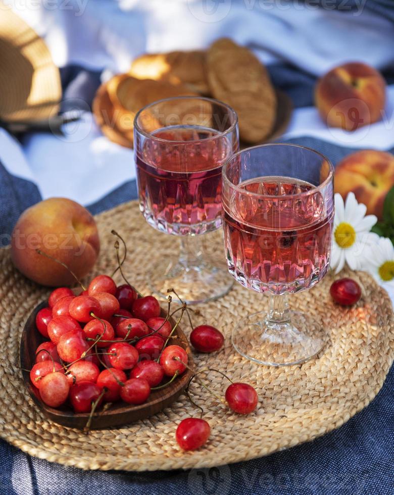 set voor picknick op deken in lavendelveld foto