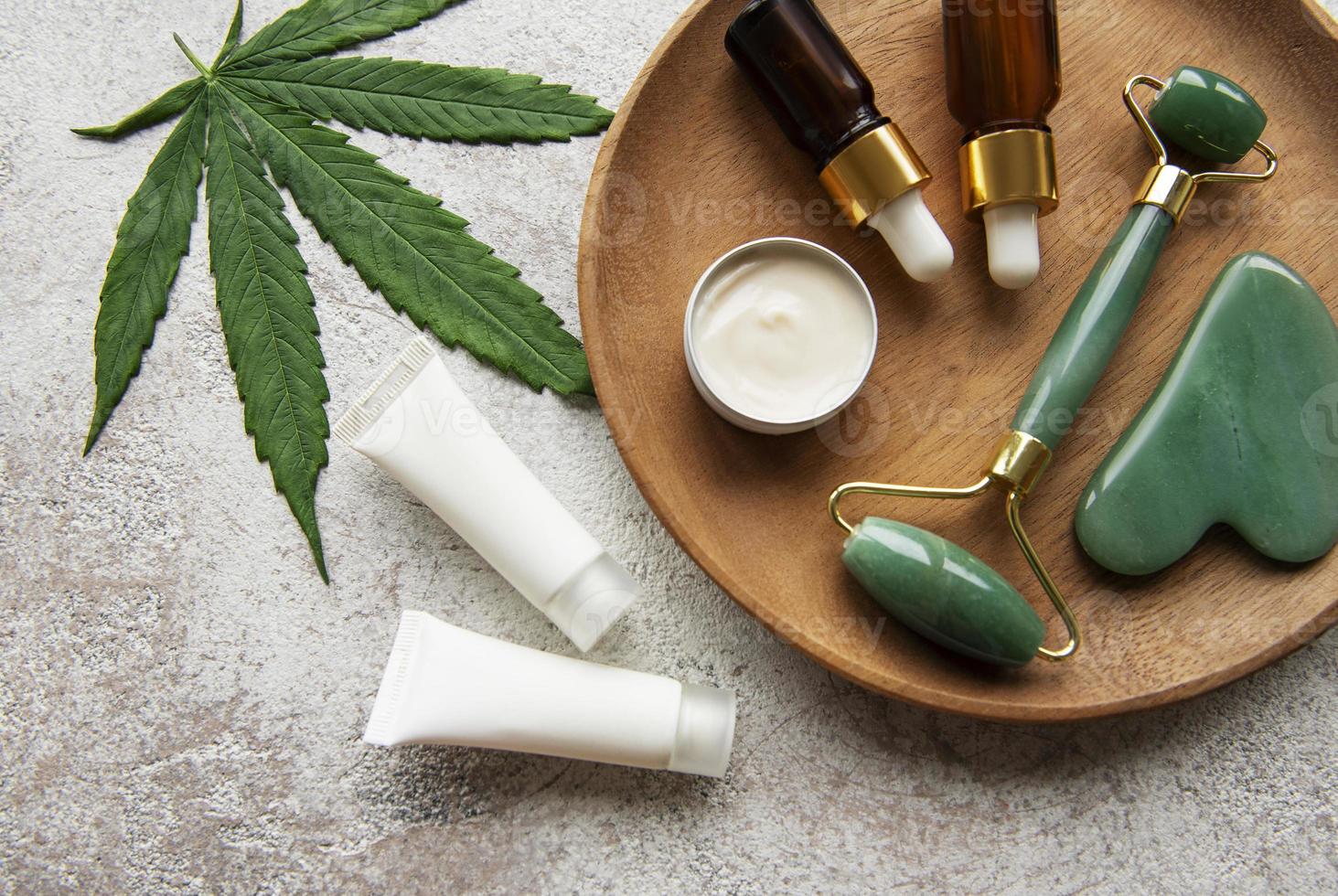 cbd-olie, henneptinctuur, cosmetisch cannabisproduct voor huidverzorging. foto