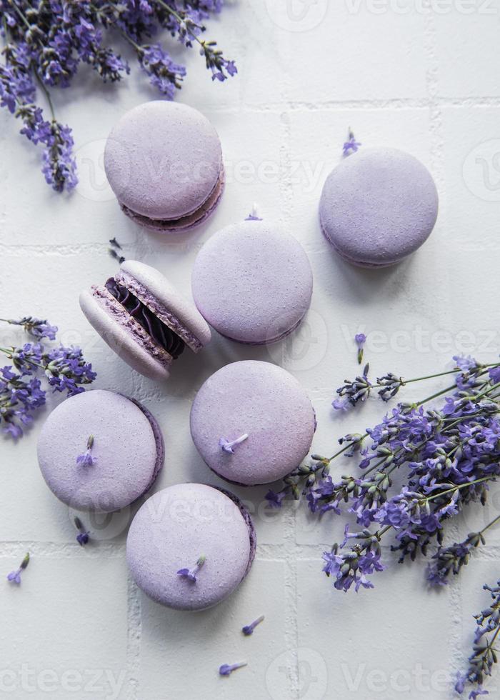 franse macarons met lavendelsmaak en verse lavendelbloemen foto