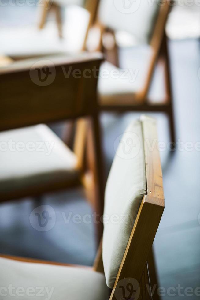 trendy stoelen in minimalistisch modern interieur foto