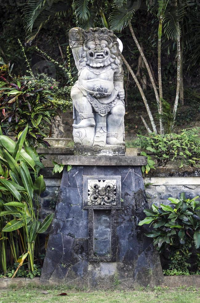 traditionele oude Balinese hindoe-beelden in Bali-tempel Indonesië foto