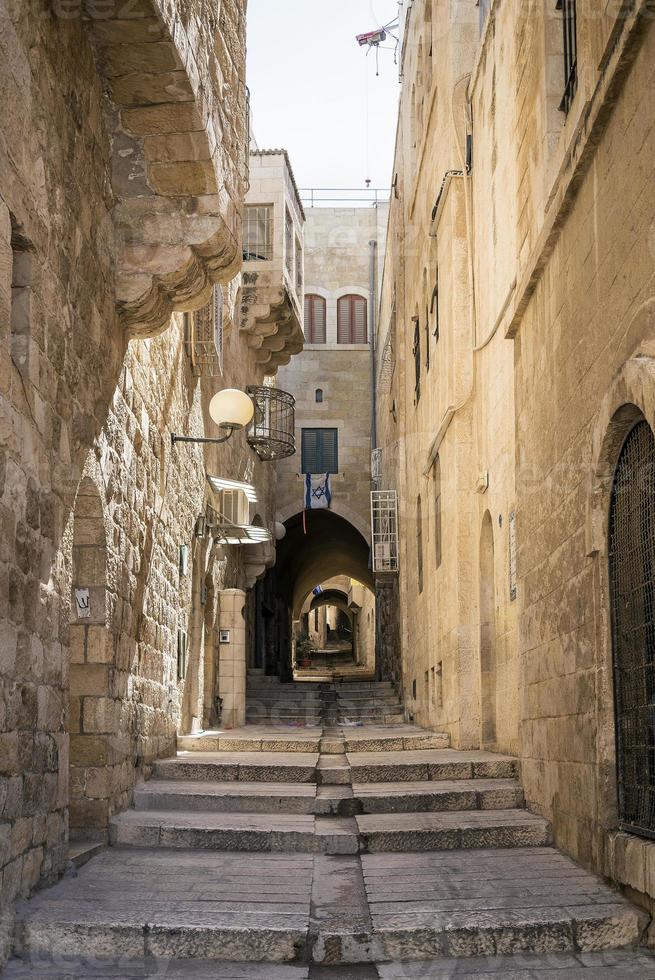 oude stad geplaveide straatbeeld in de oude stad van Jeruzalem, Israël foto