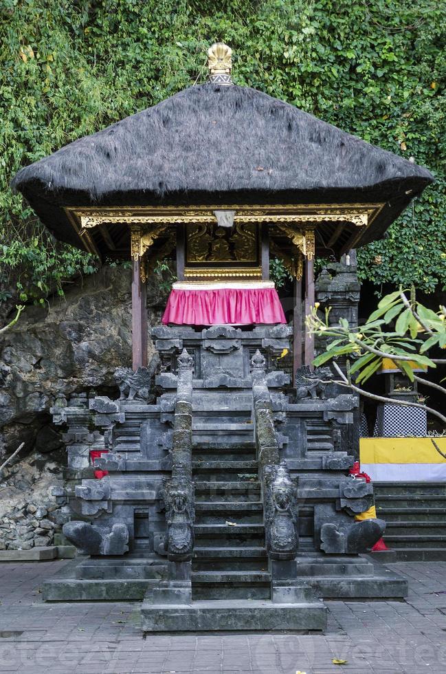traditionele Balinese hindoe-schrijn in de beroemde tempel van Pura Goa Lawah 'vleermuisgrot' in Bali Indonesië foto