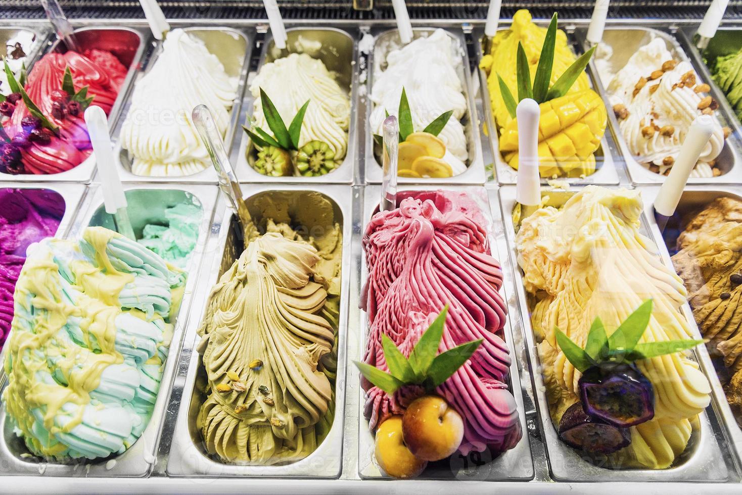 klassieke Italiaanse gastronomische gelato-ijsweergave in de winkel foto