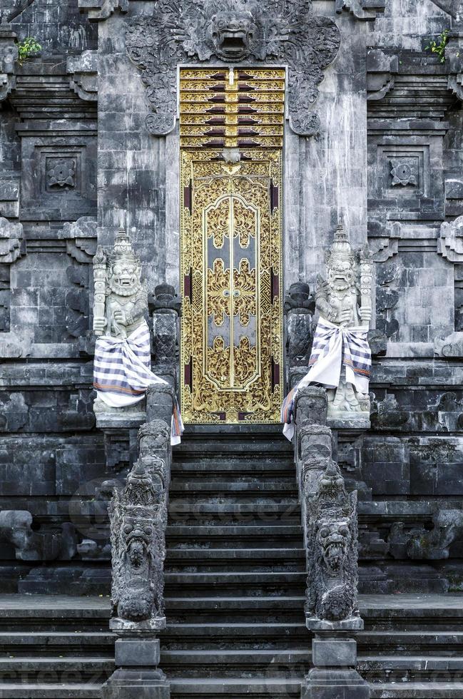 pura goa lawah 'vleermuisgrot' oude hindoe tempel buitenkant detail in klungkung zuid bali indonesië foto