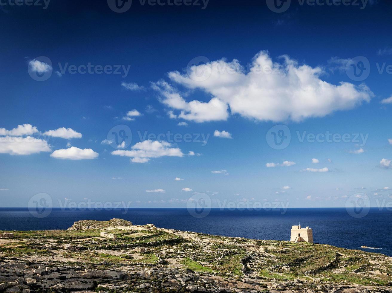 fort en mediterrane kustmening van gozo-eiland in malta foto