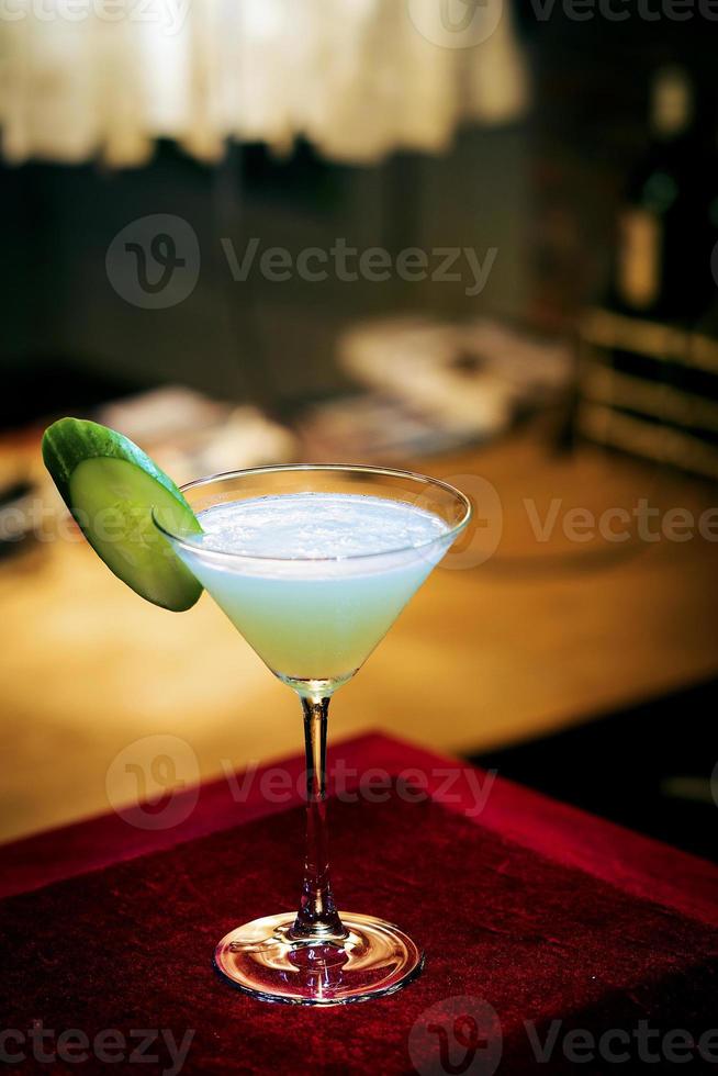 komkommer munt moderne trendy martini cocktail in bar 's nachts foto