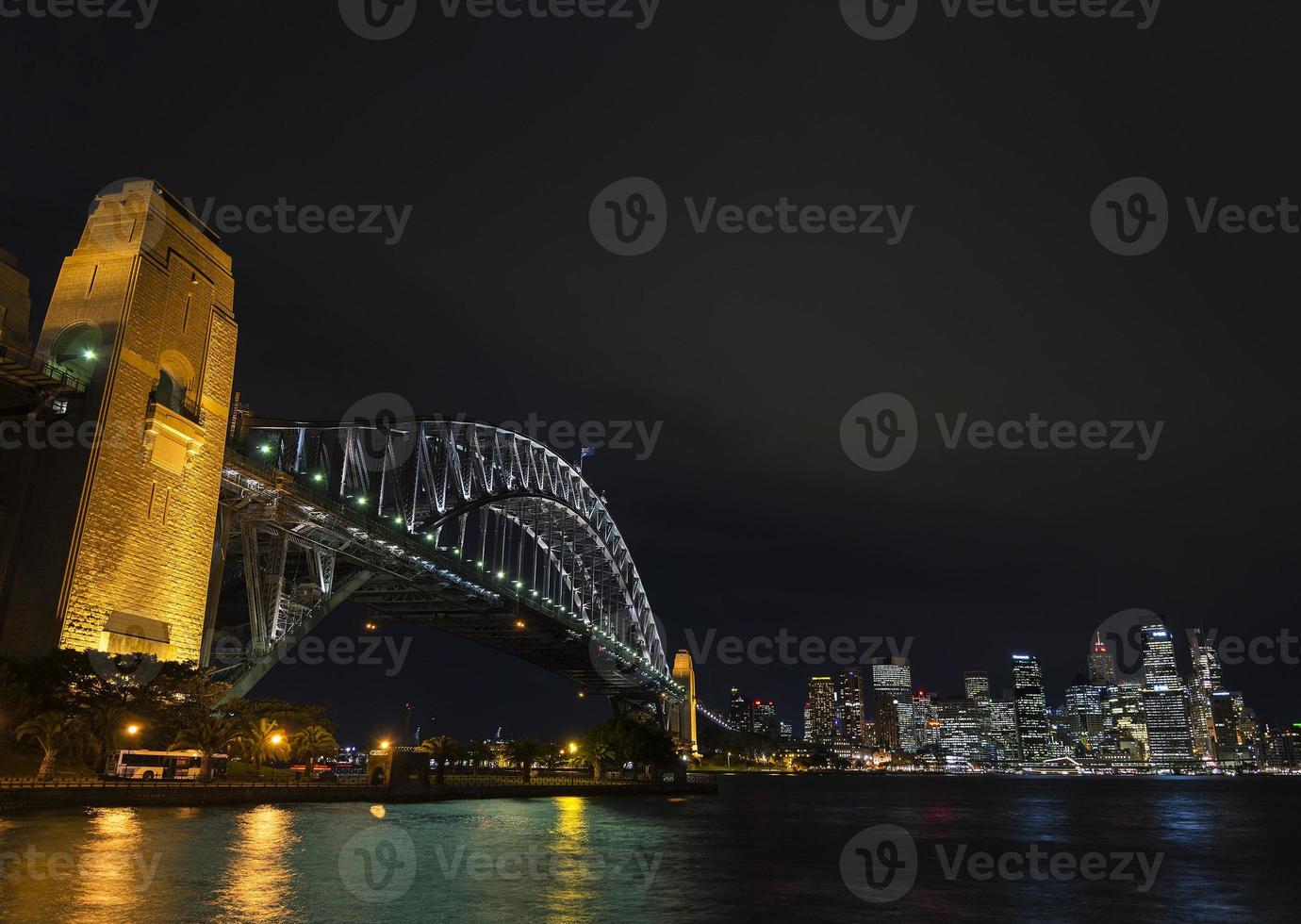 beroemde sydney harbour bridge en cbd skyline bezienswaardigheden in australië 's nachts foto