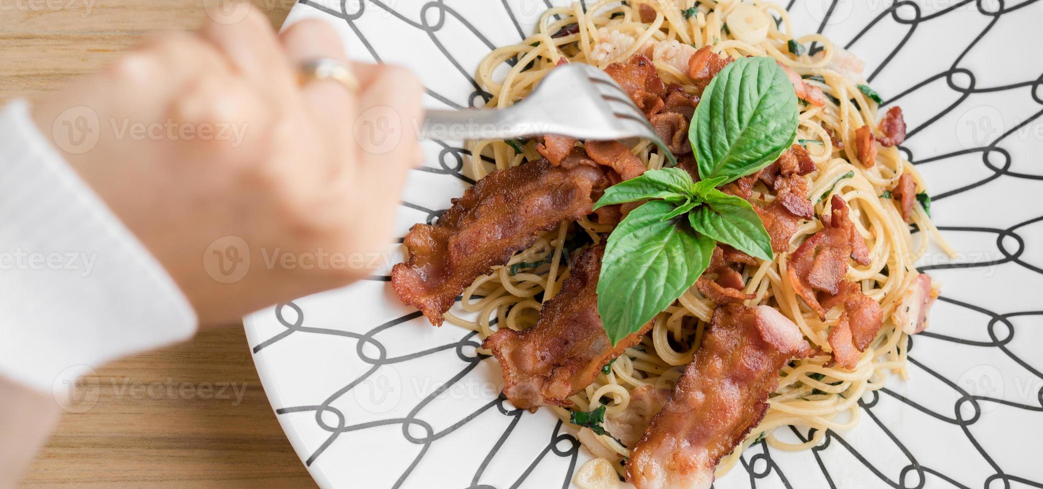 spaghetti in een bord in een minimalistisch restaurant foto