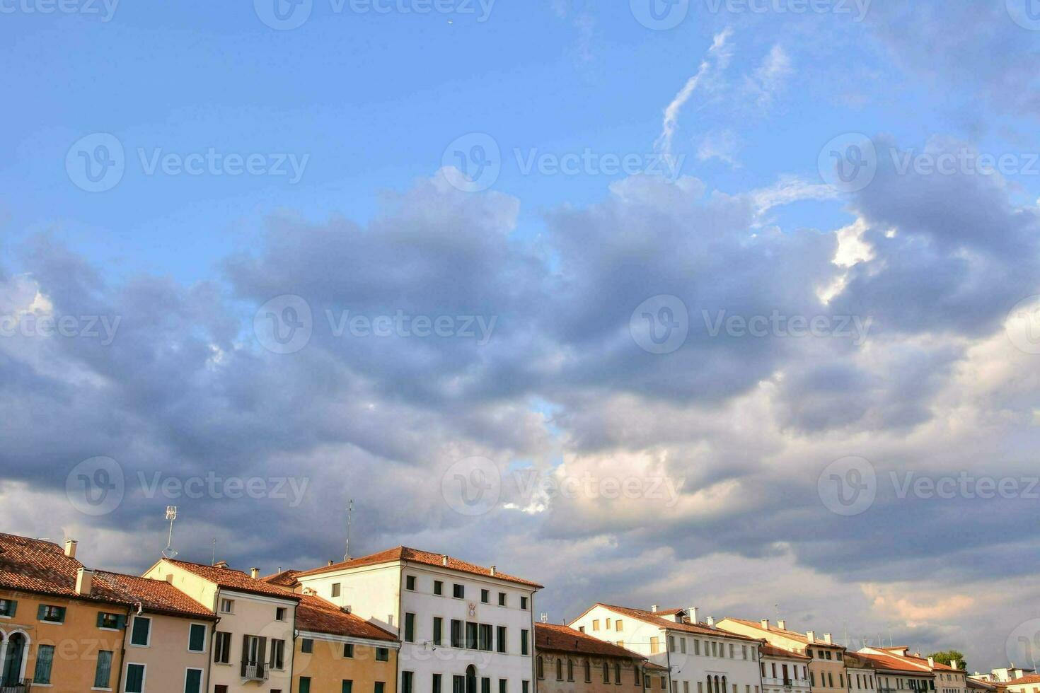 gebouwen en wolken in de lucht foto