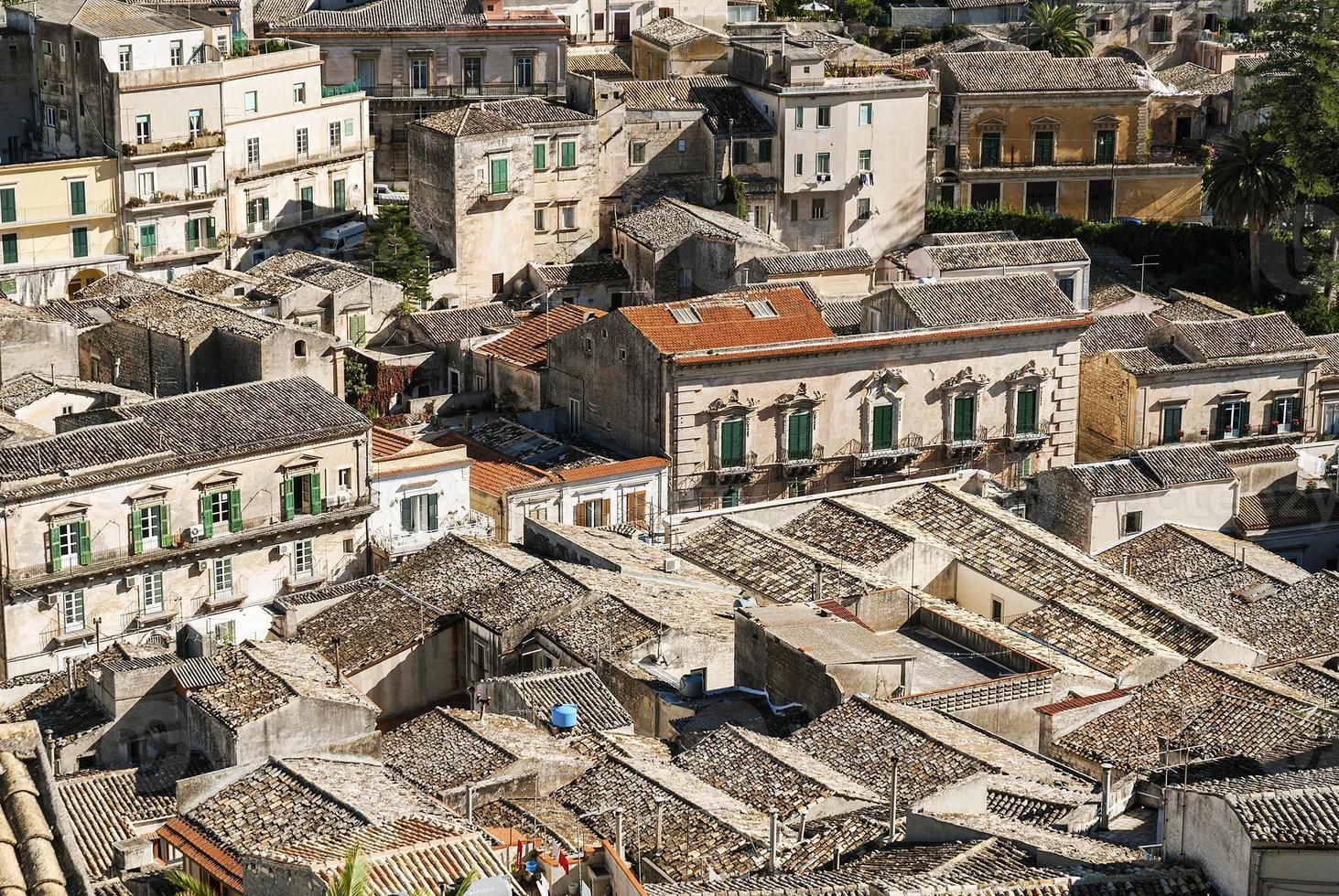 weergave van modica stad traditionele huizen in sicilië italië foto