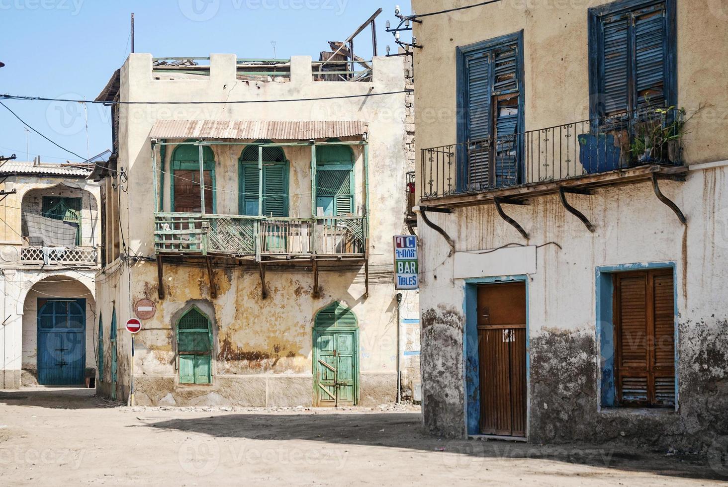 lokale architectuurstraat in rode zee-stijl in het oude centrum van massawa, eritrea foto