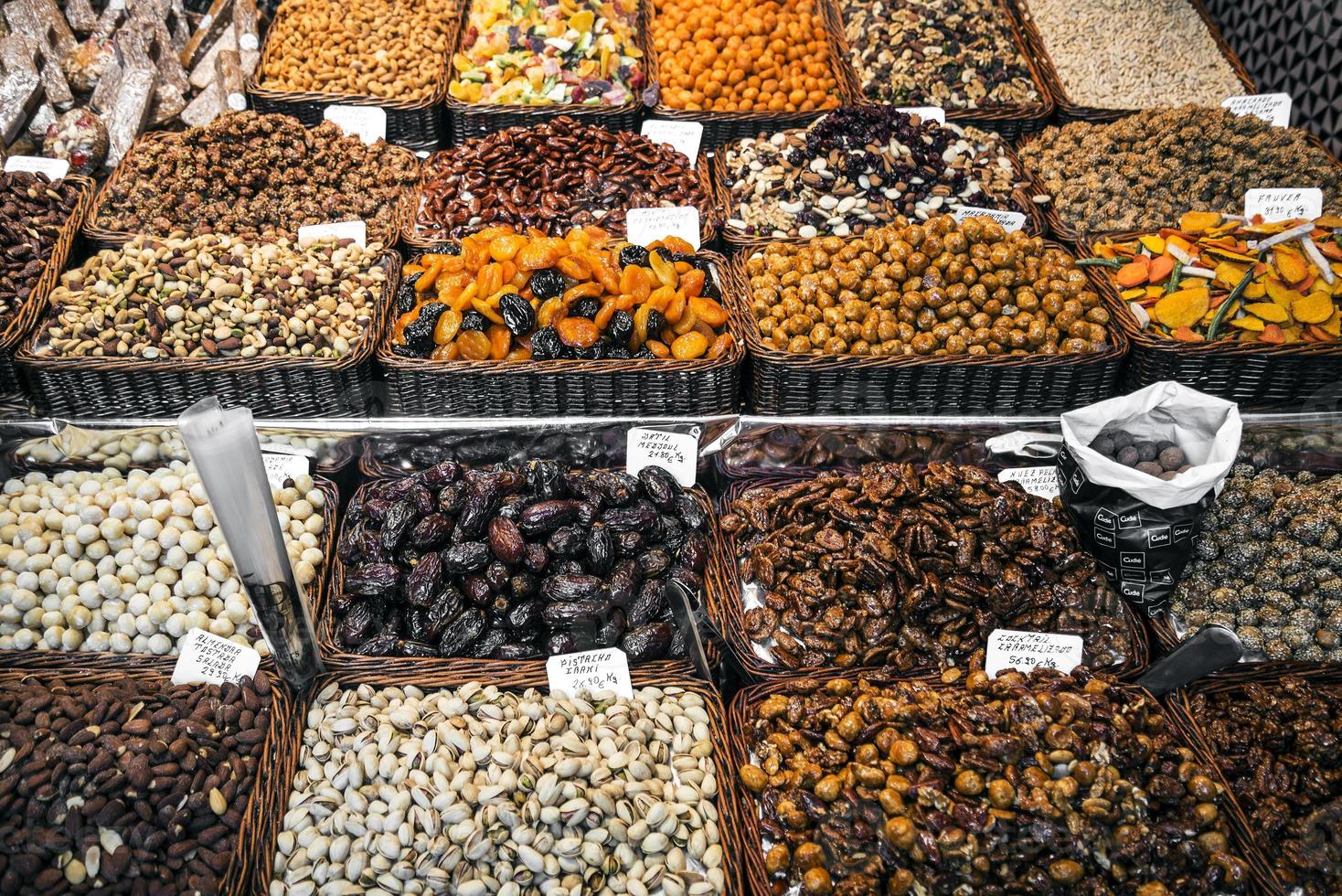 gedroogde vruchten en noten deli kraam op la boqueria markt in barcelona spanje foto