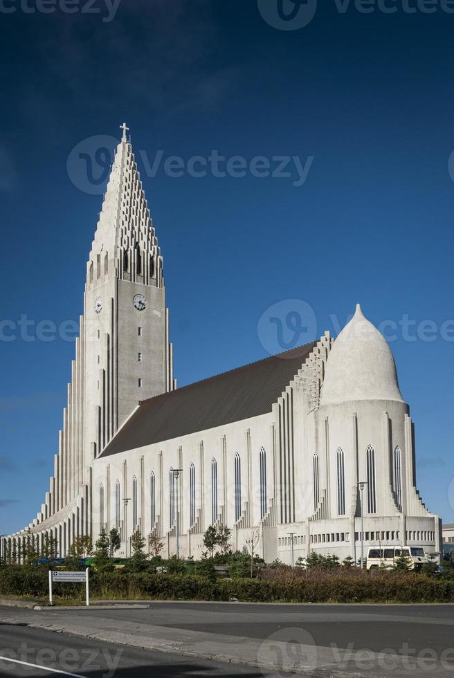 reykjavik stad centraal moderne architectuur mijlpaal kathedraal kerk in ijsland foto
