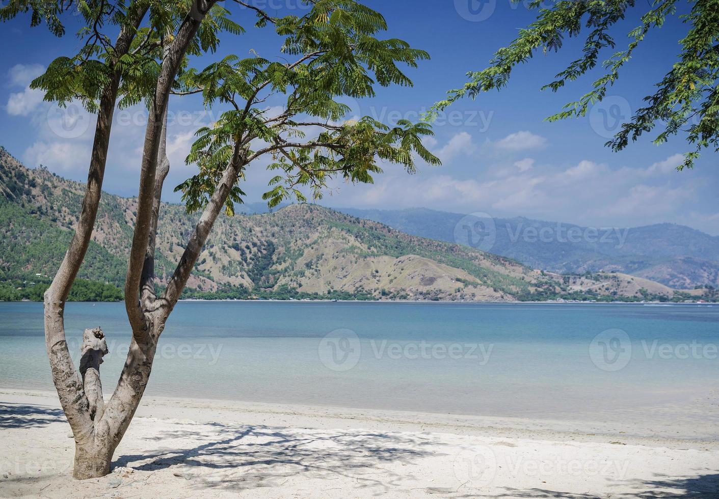 areia branca tropisch strand uitzicht en kust in de buurt van dili in oost-timor foto