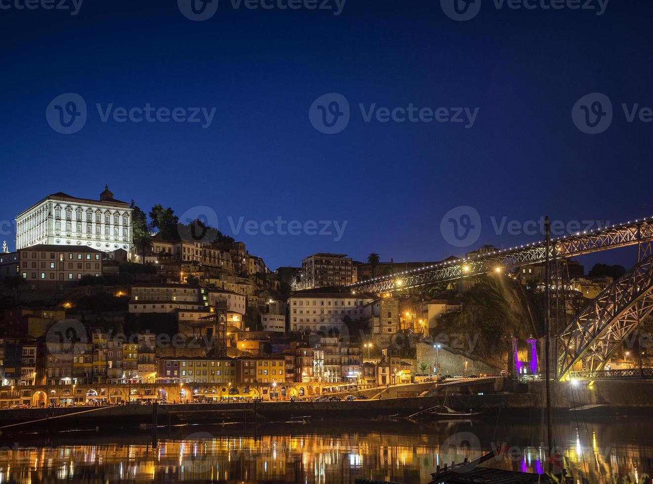 porto ribeira oude stad aan de rivier en uitzicht op de historische brug in portugal 's nachts foto