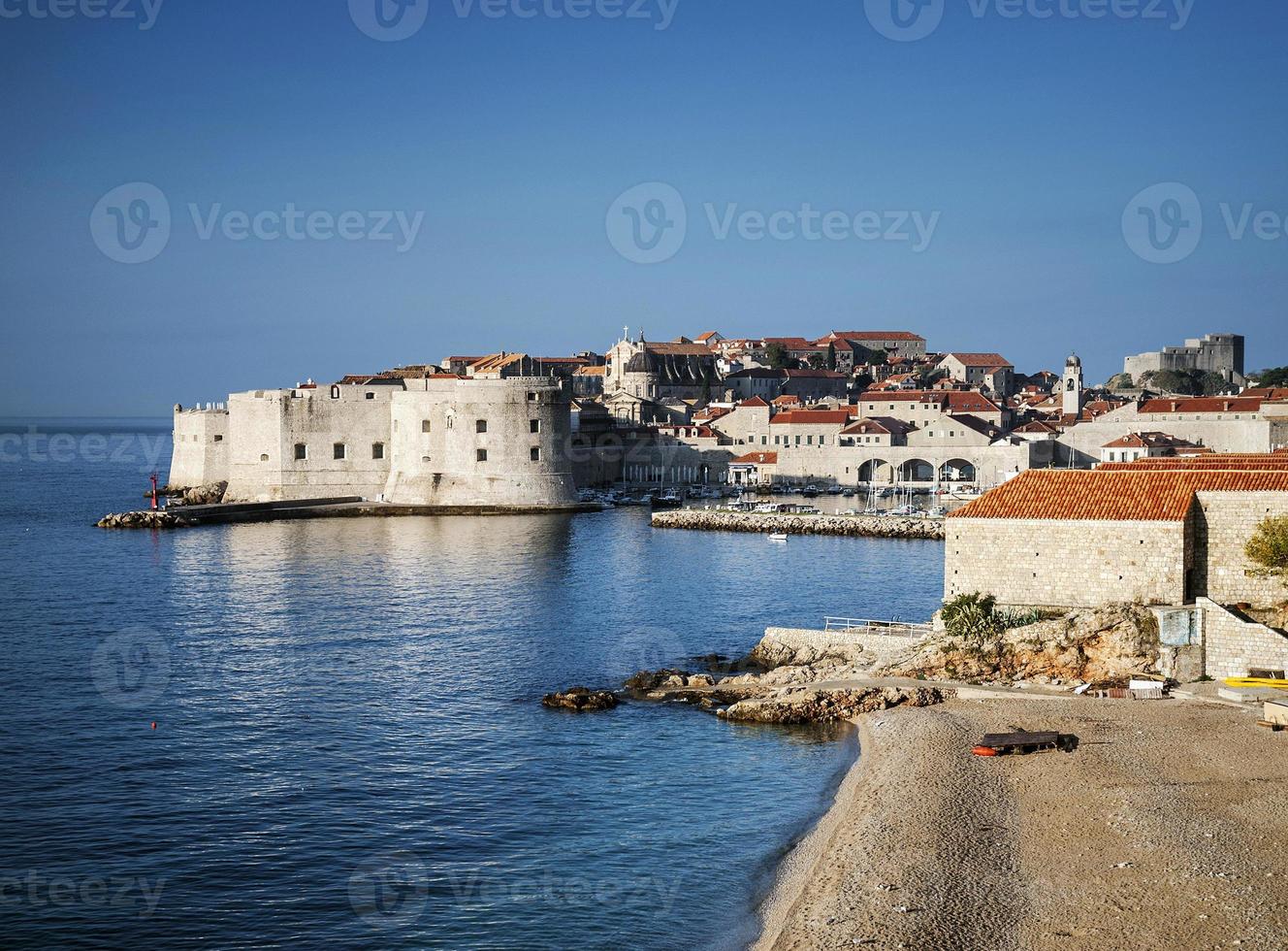 uitzicht op de oude stad van dubrovnik en de adriatische kust in kroatië balkan foto