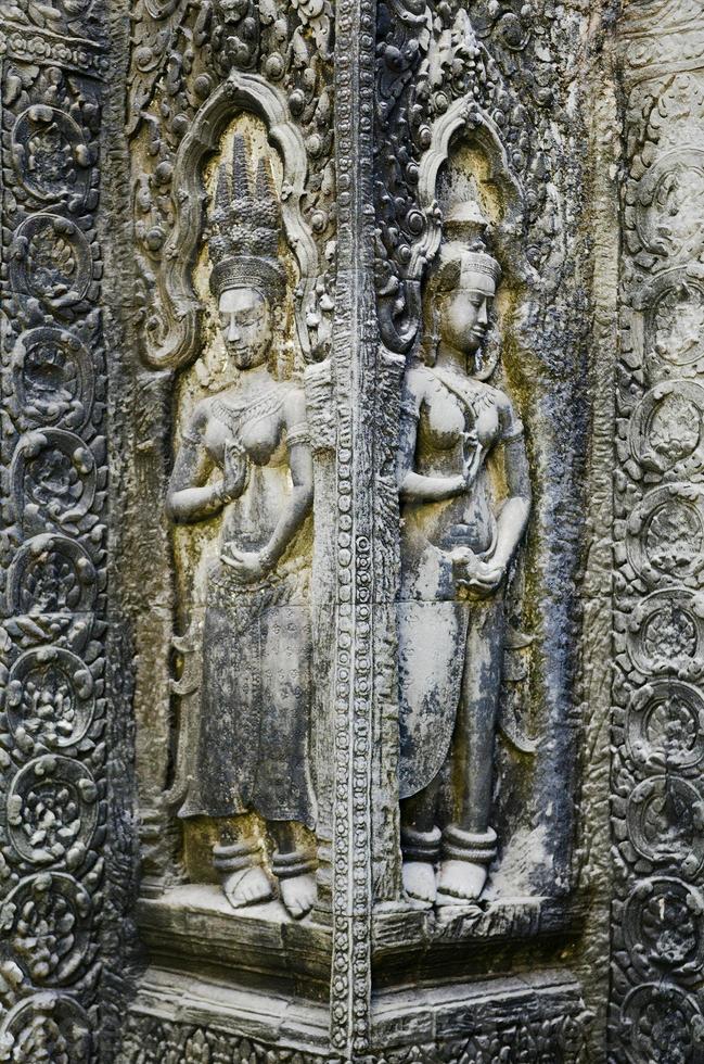 oude Aziatische steen gesneden figuren in de boeddhistische tempel van Angkor Wat, Cambodja foto