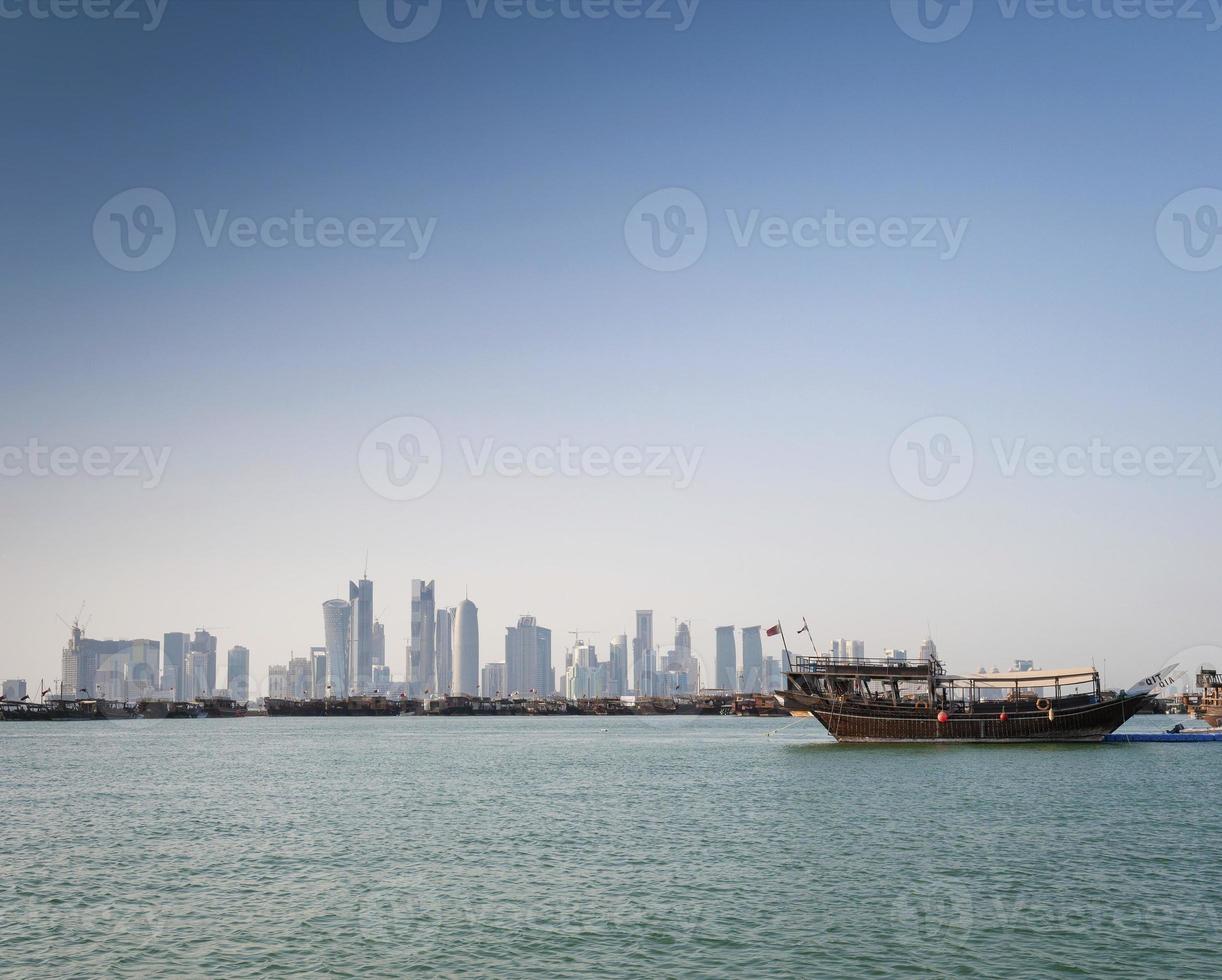 Doha stad wolkenkrabbers stedelijke skyline uitzicht en dhow boot in qatar foto