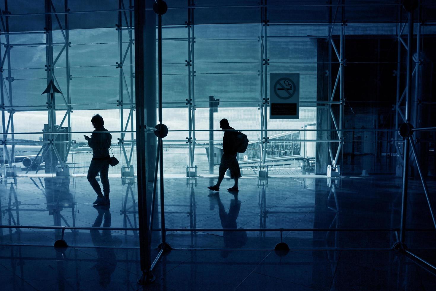mensen lopen door de luchthaven van de hal foto