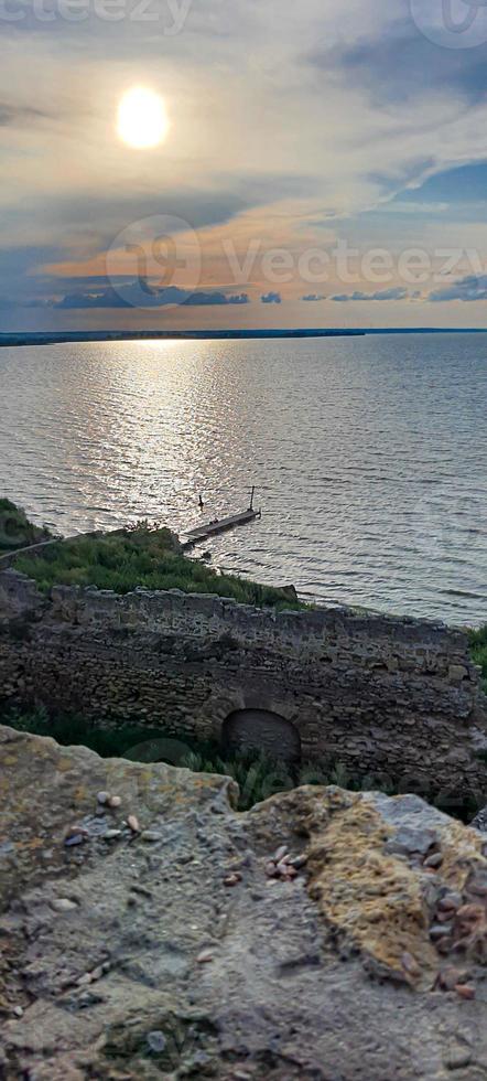 verwoeste oude vesting aan de kust. blauwe lucht. foto