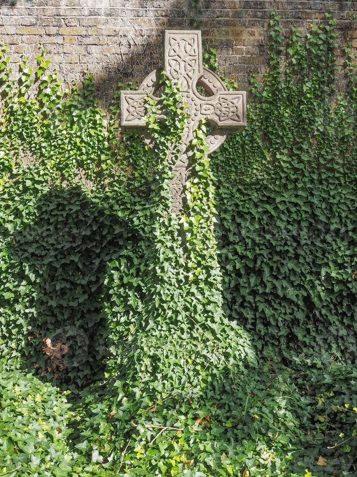 graven en kruisen op gotische begraafplaats foto