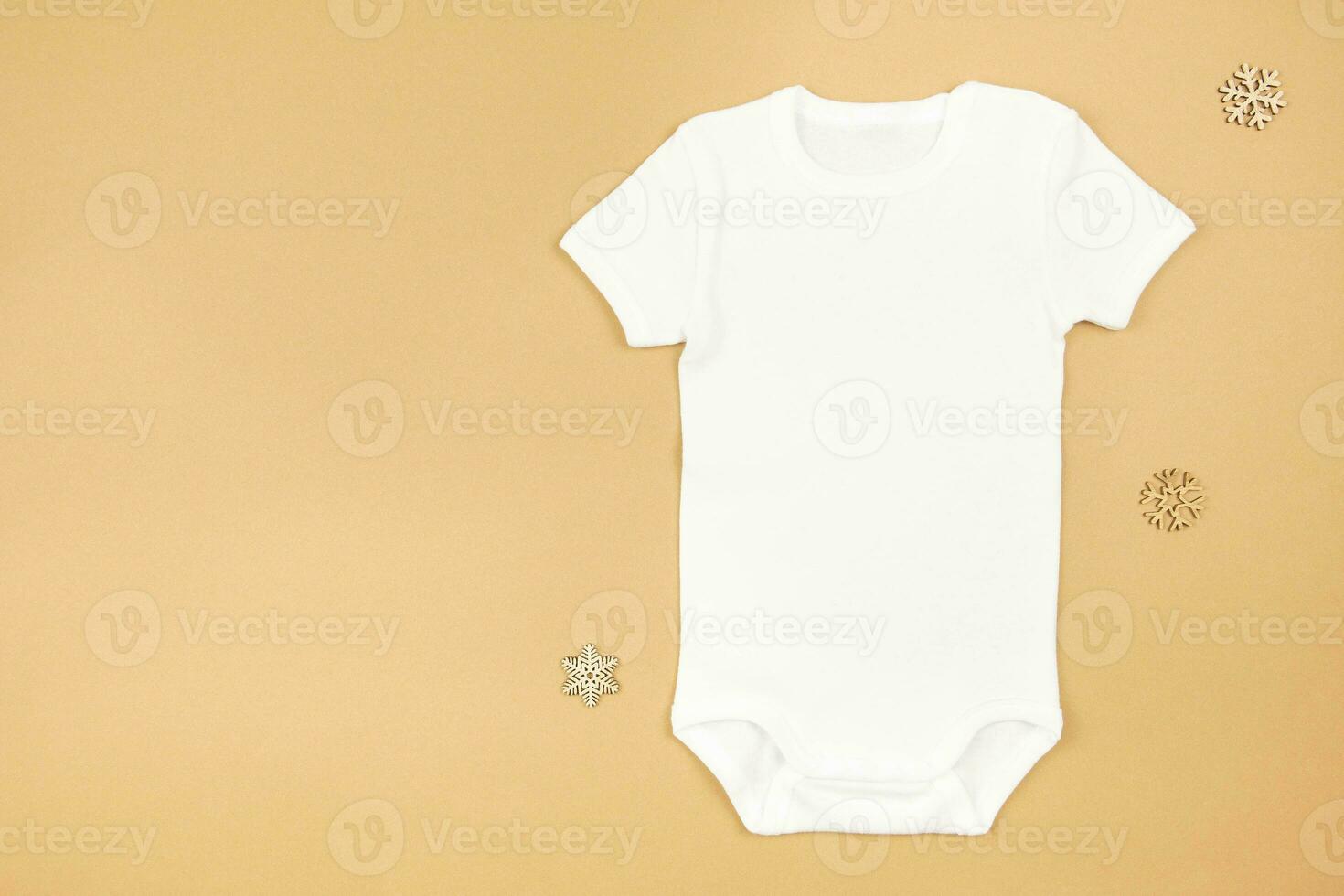 Kerstmis wit baby meisje of jongen bodysuit mockup vlak leggen met sneeuwvlokken decoratie Aan papier achtergrond. ontwerp Onesie sjabloon, afdrukken presentatie bespotten omhoog. top visie. foto