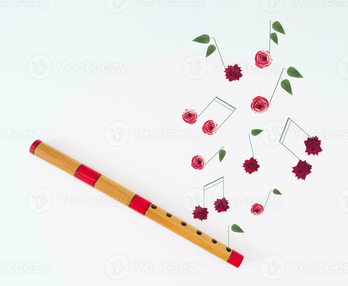 creatief lay-out gemaakt van houten fluit en musical aantekeningen gemaakt van divers bloemen Aan wit achtergrond. minimaal musical instrument concept. modieus houten fluit idee. musical achtergrond stijlvol. foto