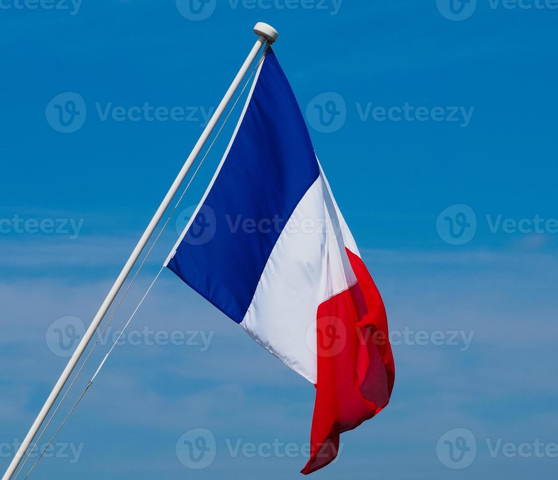 franse vlag van frankrijk over blauwe lucht foto