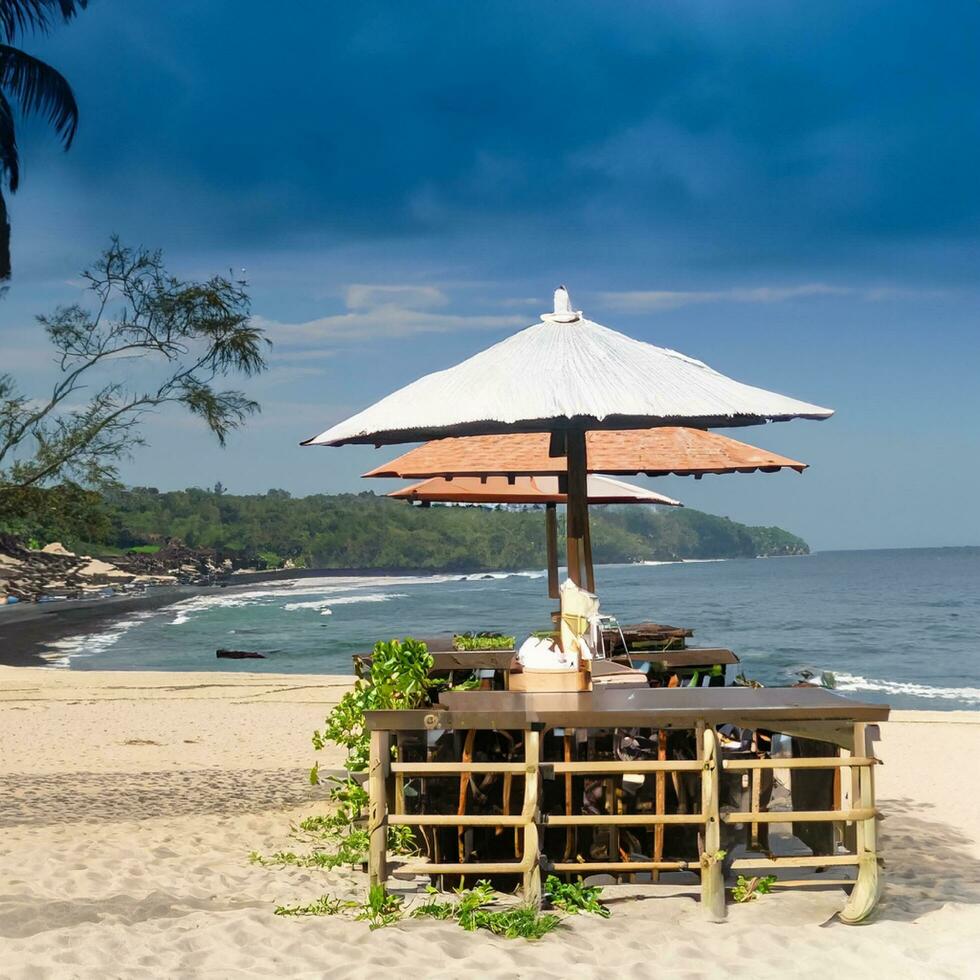 romantisch zonsondergang Aan de kust van een tropisch eiland. buitenshuis restaurant met houten dek en tafels en stoelen. luxe hotel toevlucht dineren visie foto