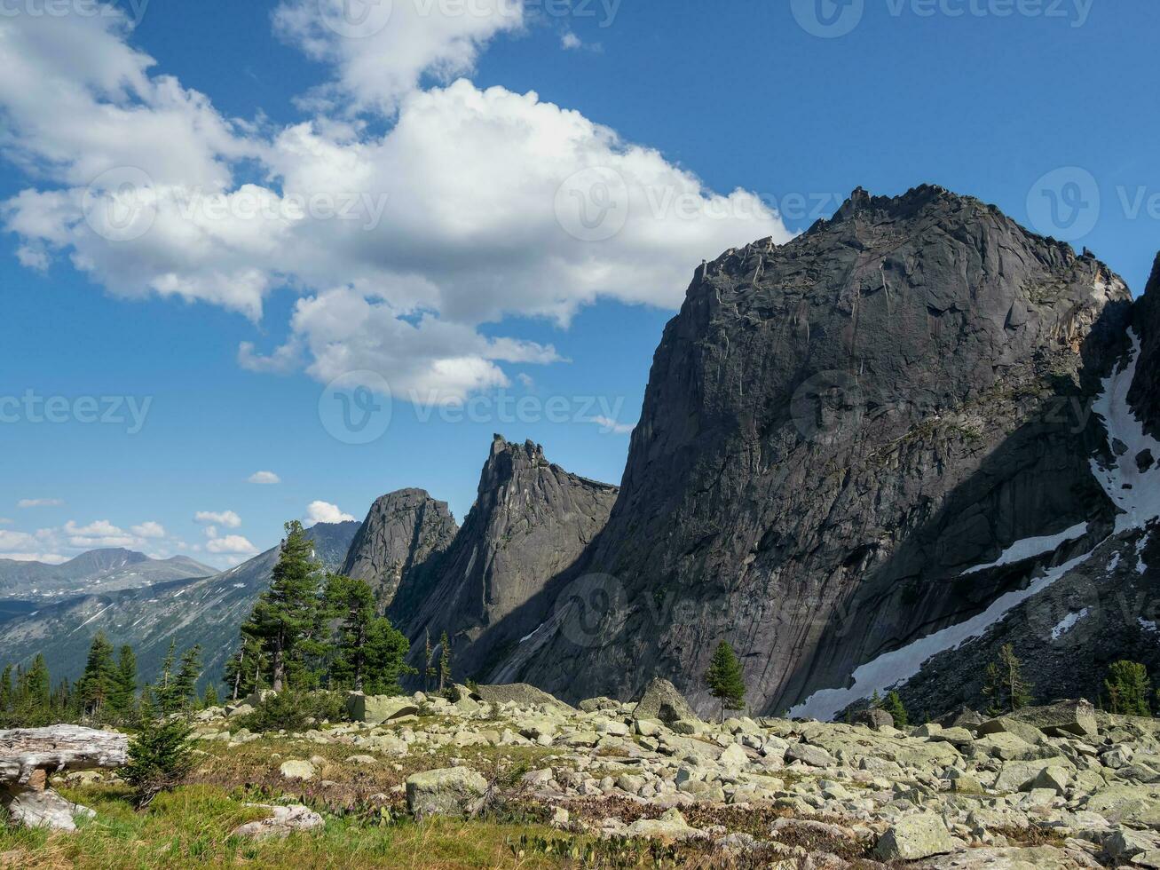 prachtig zonnig visie Aan top van western Sayan berg reeks gedurende zomer ochtenden in ergaki nationaal park, Siberië, Rusland. de rotsen van de sfinx, de voogd en de traag van begrip. foto