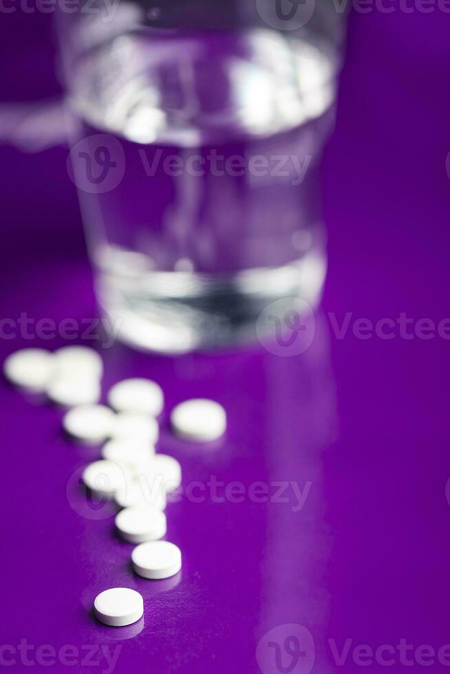 wit pillen over- een solide lila achtergrond met optisch bokeh effect. foto