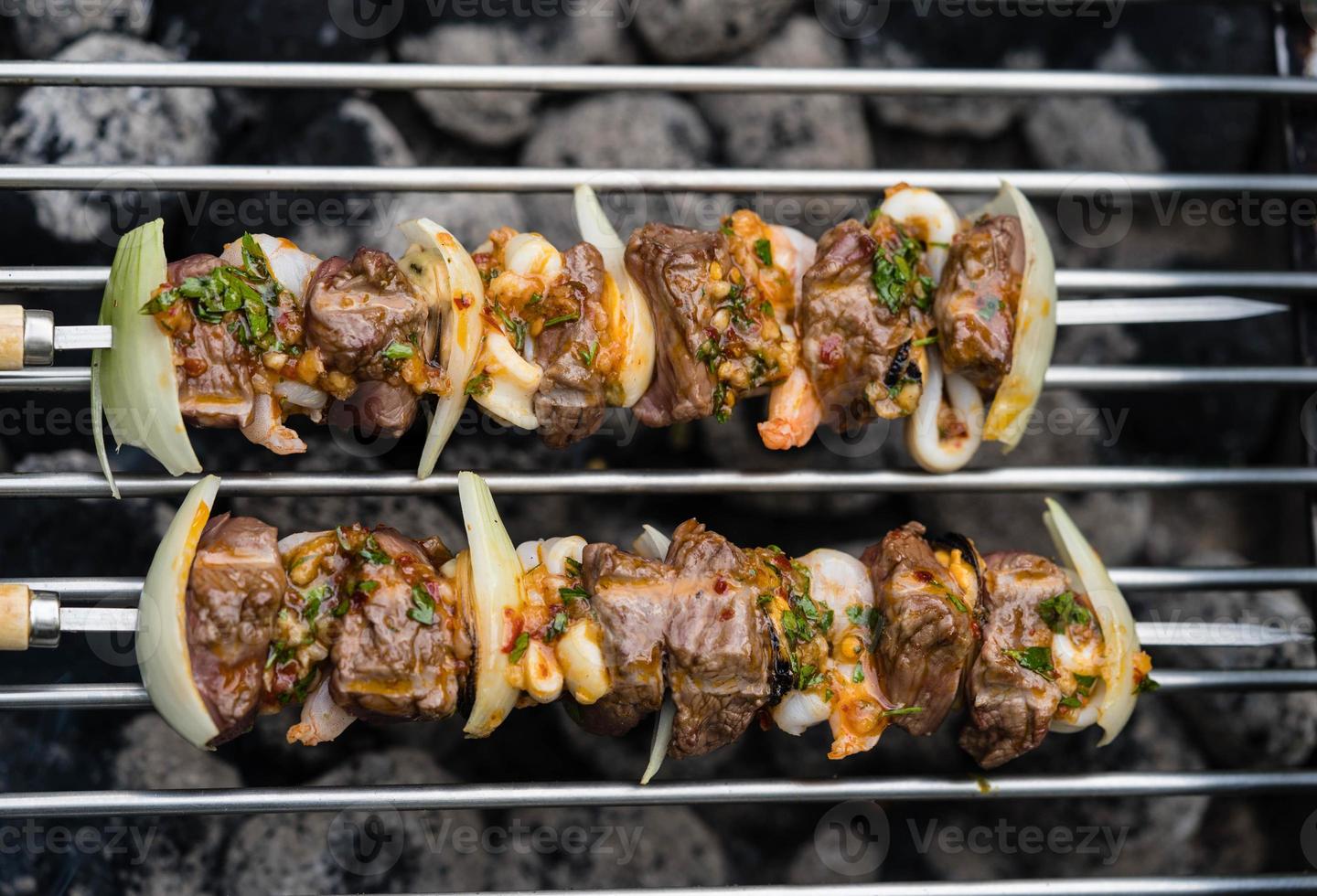 surf en turf gegrilde steak en zeevruchten aan een spies foto