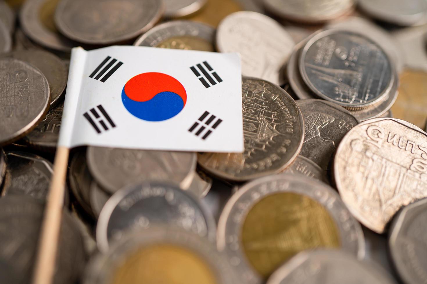 stapel munten met korea vlag foto