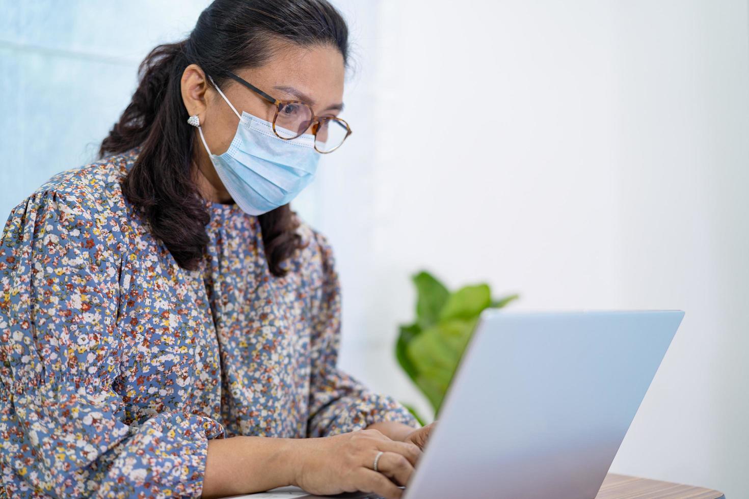 Aziatische zakenvrouw die een masker draagt om het coronavirus te beschermen foto
