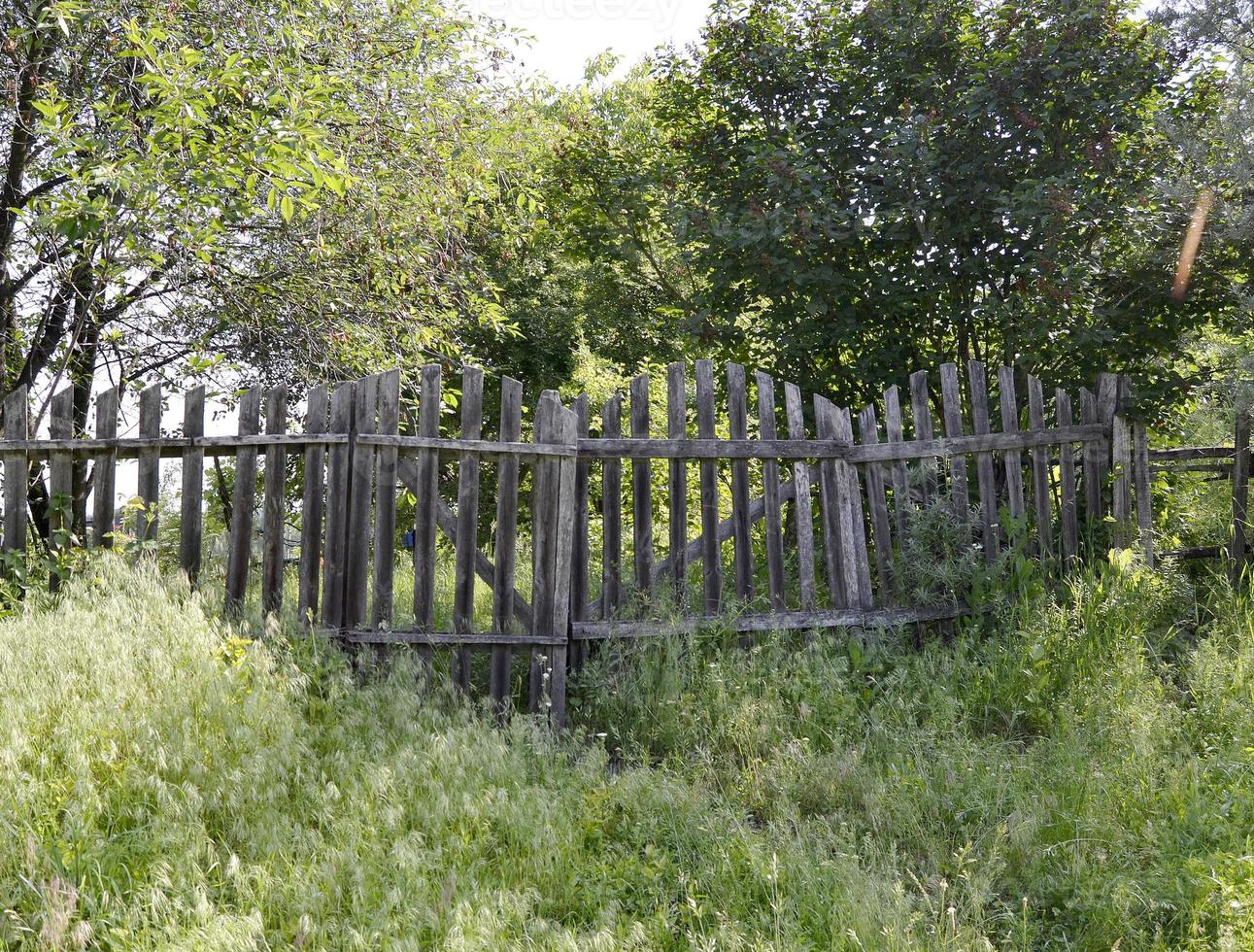 mooie oude poort van verlaten huis in dorp foto