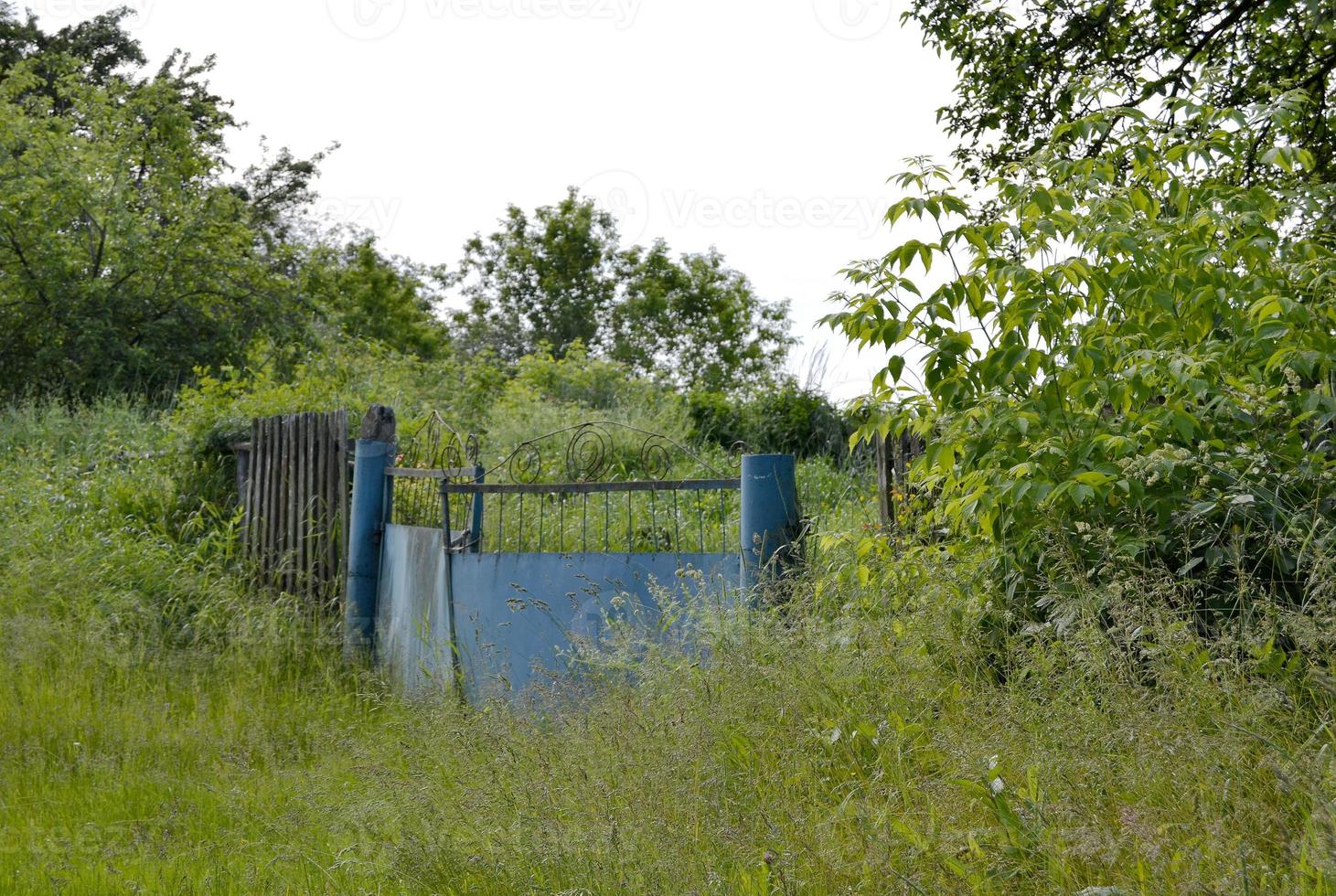 mooie oude poort van verlaten huis in dorp foto