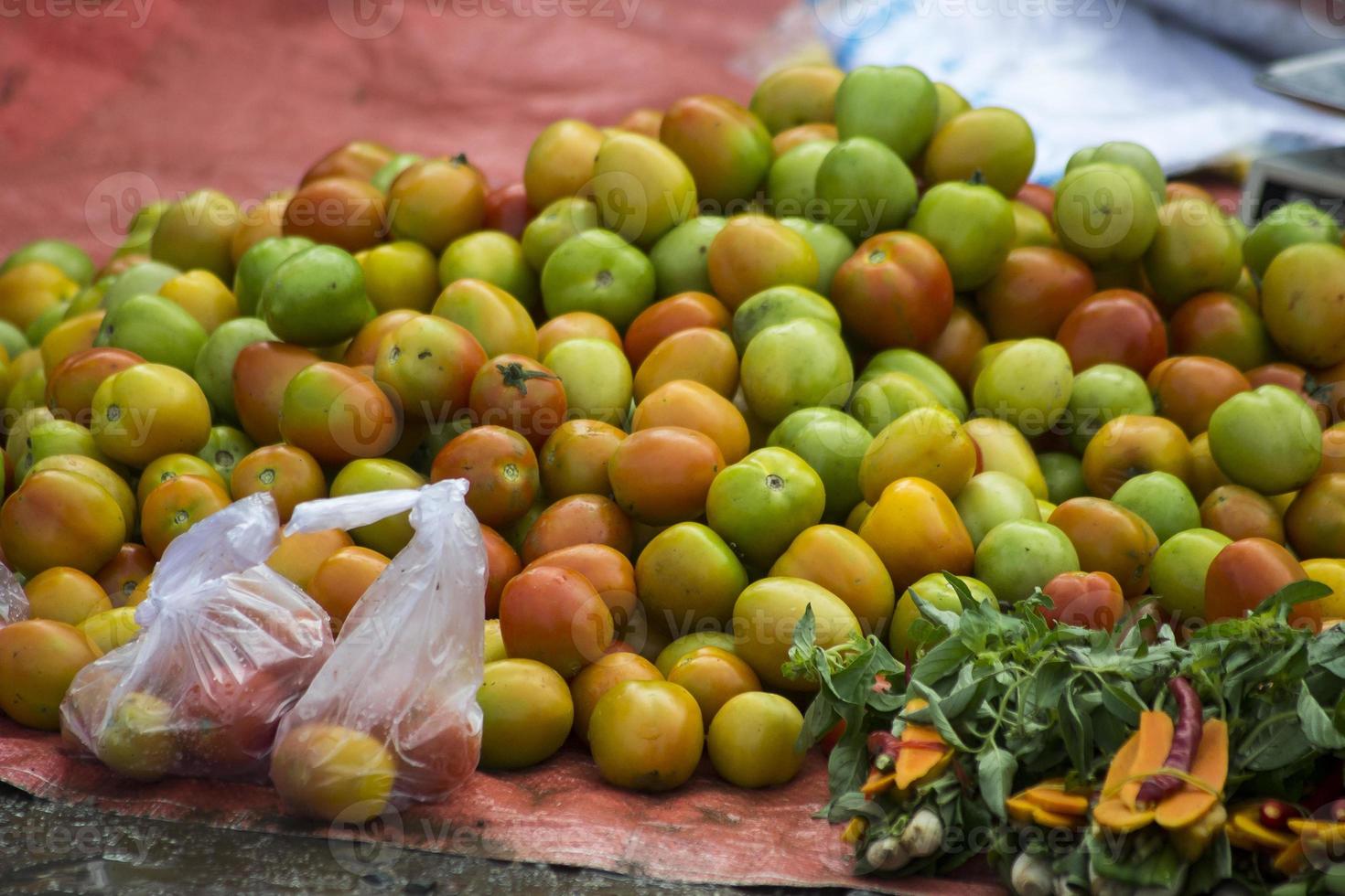 een tros tomaten op de kraam van de verkoper foto