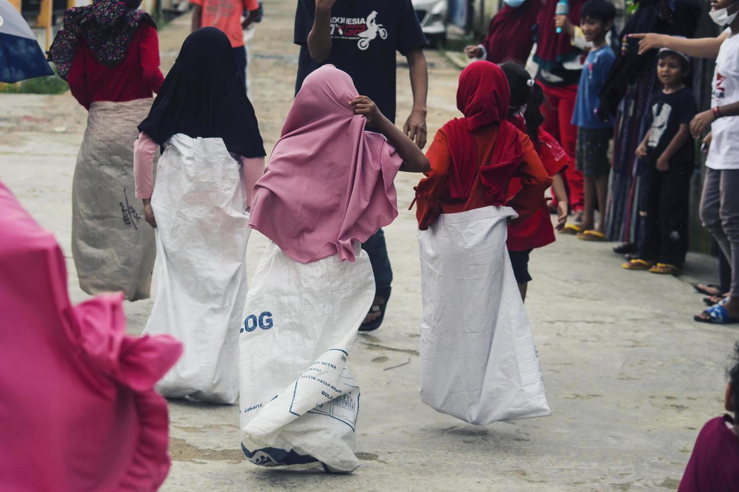 sorong, papua, indonesië 2021- mensen vieren de onafhankelijkheidsdag van indonesië met verschillende wedstrijden foto