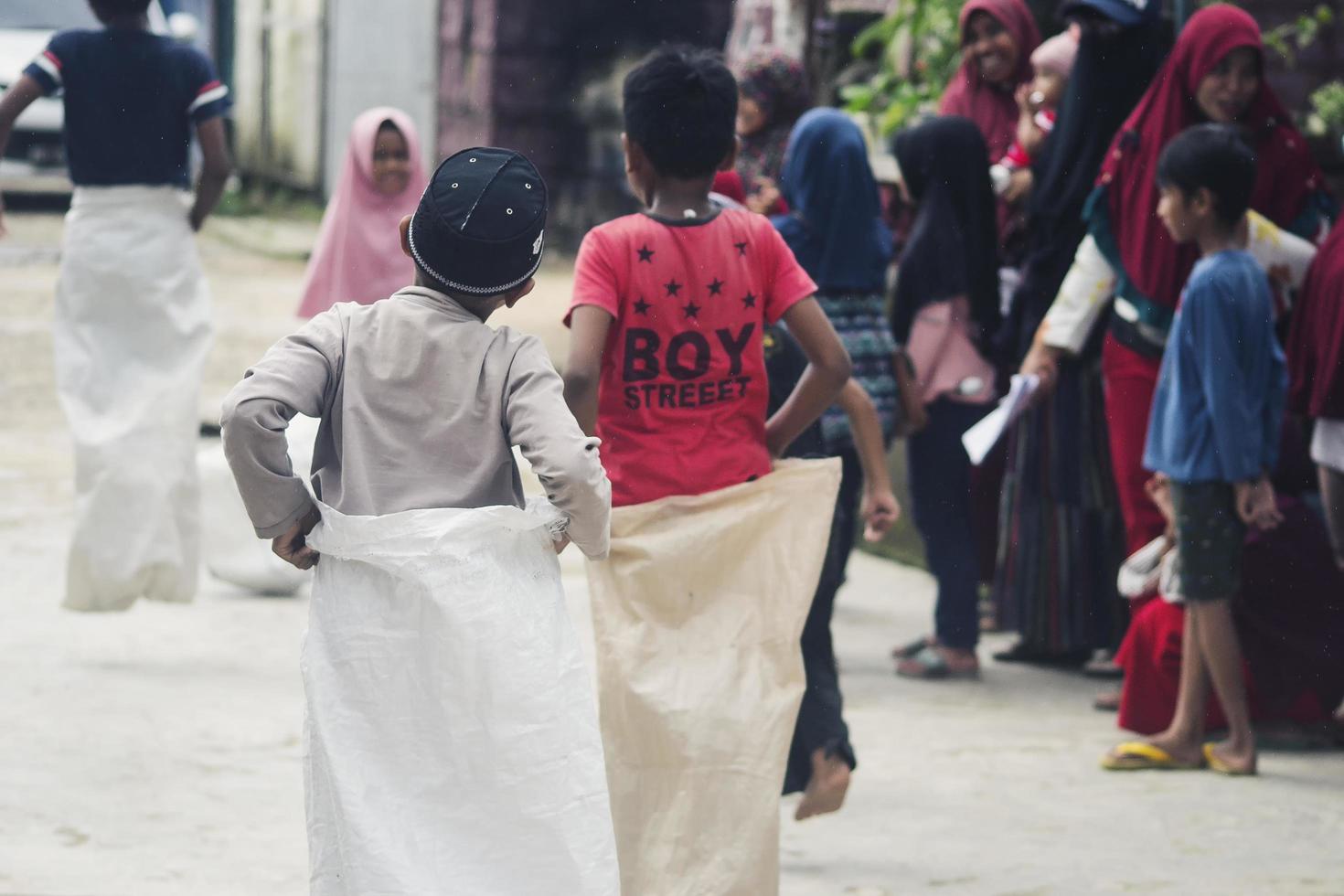 sorong, papua, indonesië 2021- mensen vieren de onafhankelijkheidsdag van indonesië met verschillende wedstrijden foto