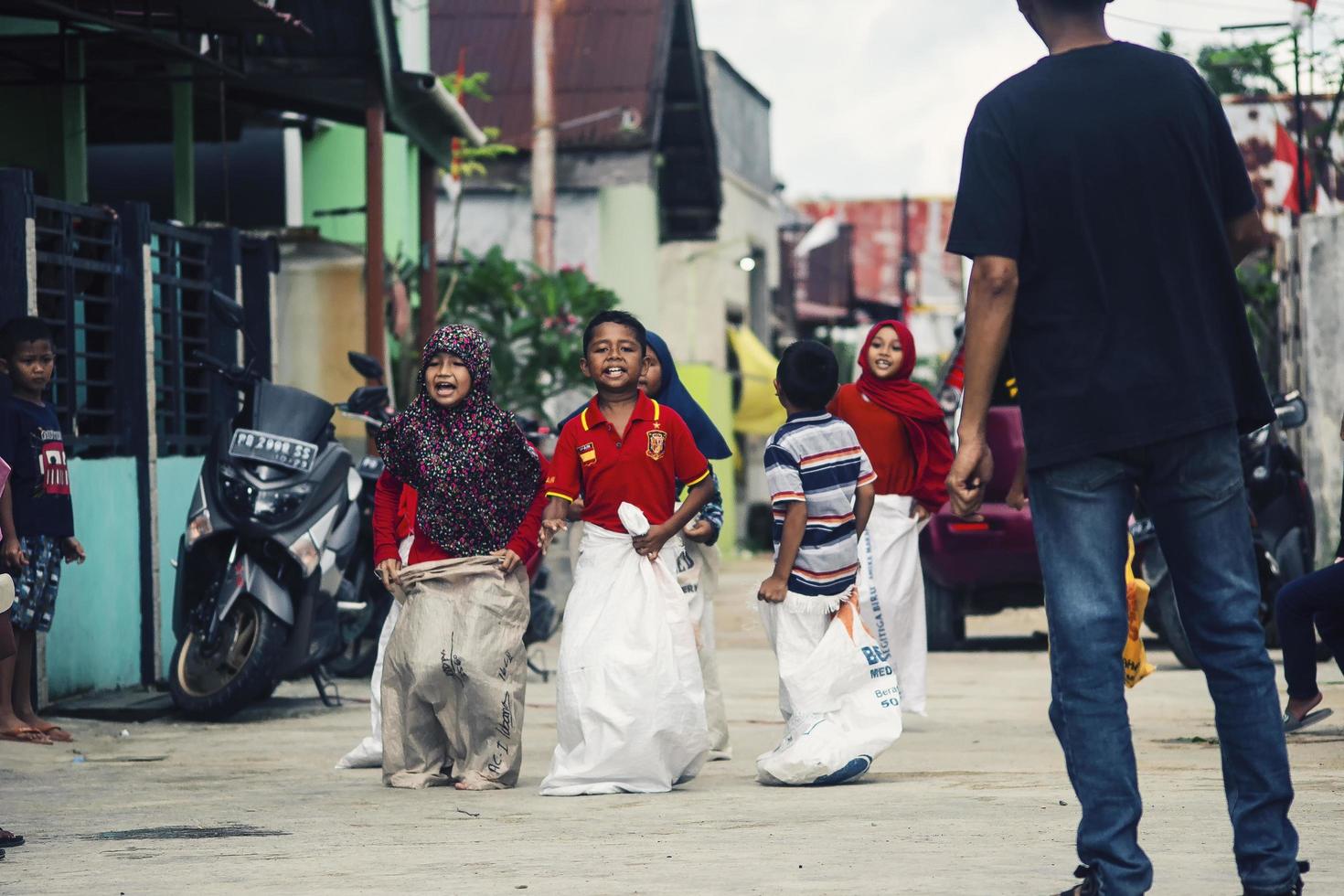 sorong, papua, indonesië 2021- mensen vieren de onafhankelijkheidsdag van indonesië met verschillende wedstrijden foto