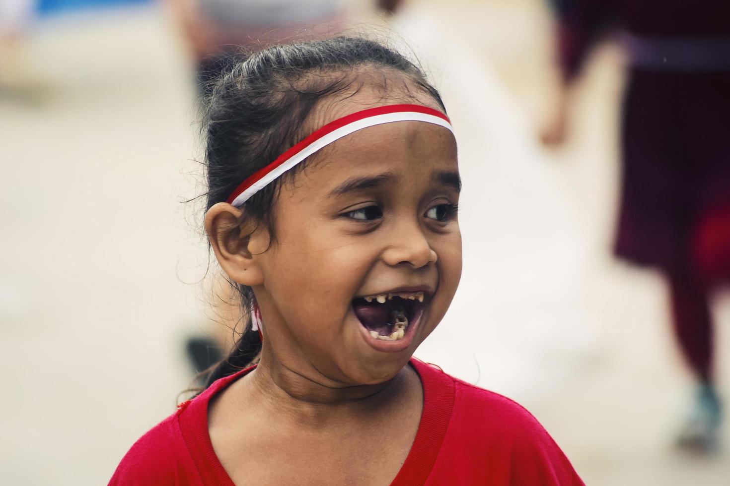 sorong, papua, indonesië 2021- mensen vieren de onafhankelijkheidsdag van indonesië met verschillende wedstrijden foto