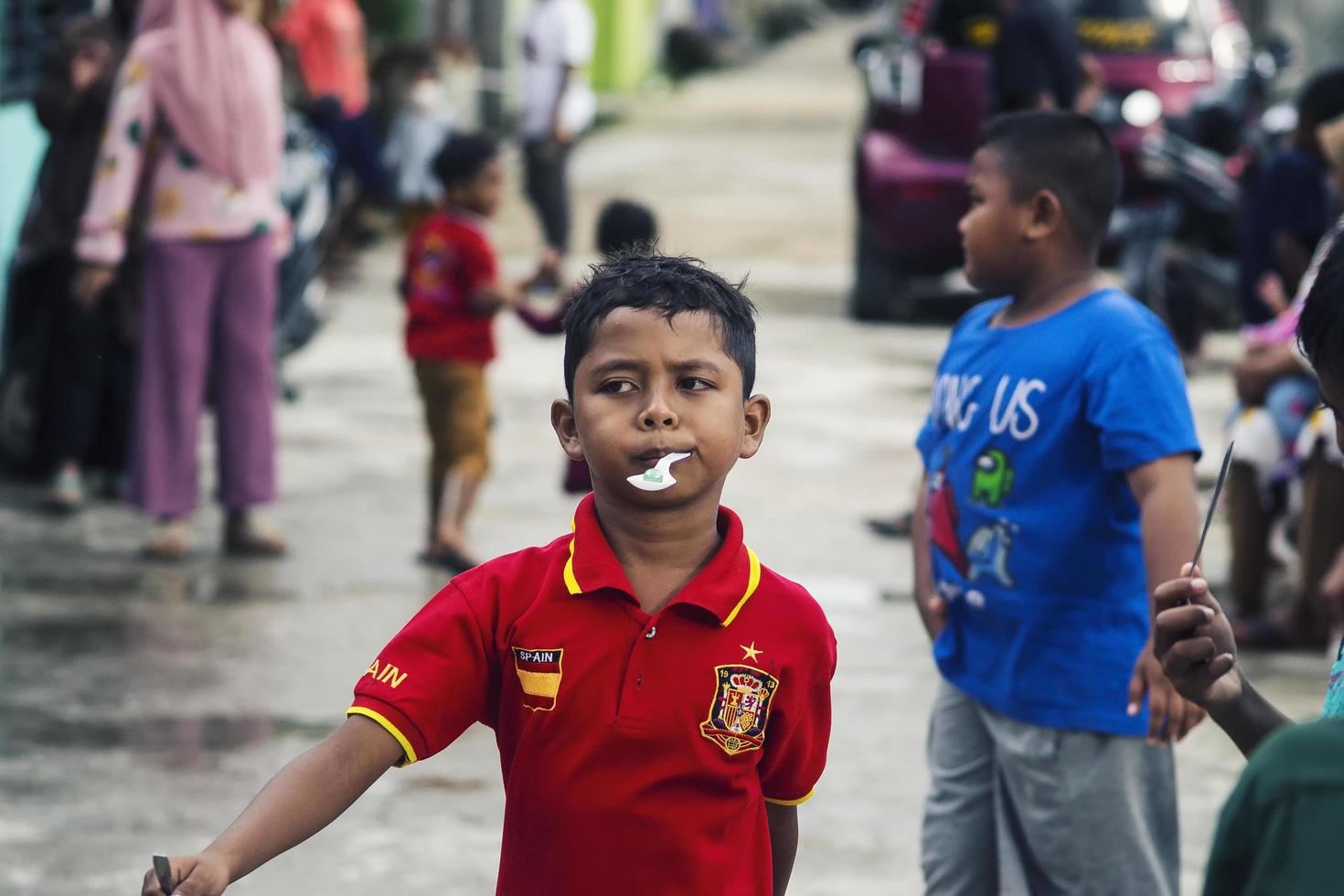 sorong, papua, indonesië 2021- mensen vieren de onafhankelijkheidsdag van indonesië met verschillende wedstrijden foto