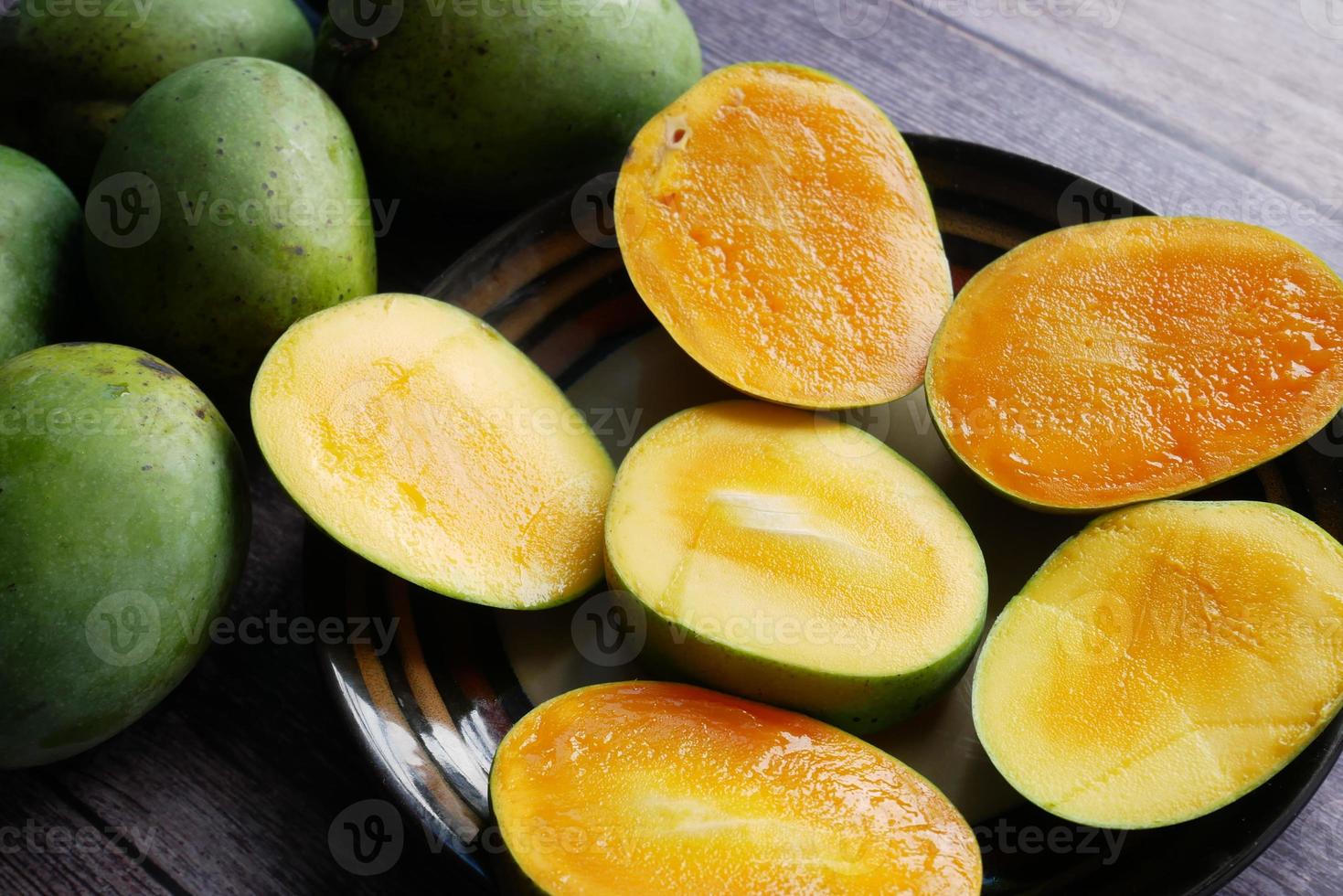 gele rijpe gesneden mango in een kom van boven naar beneden foto